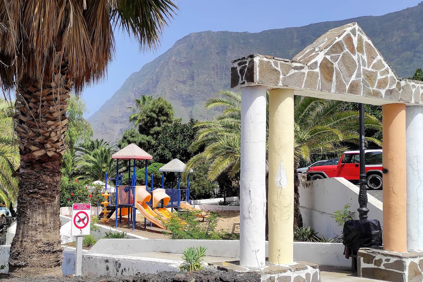 El Ayuntamiento adjudica las obras del parque infantil exterior de la casa consistorial de La Frontera