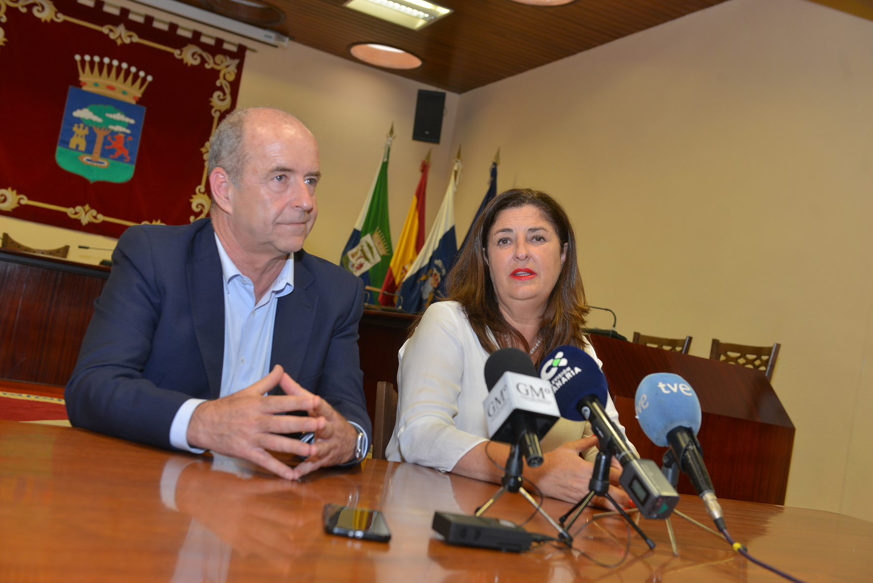 El consejero de Economía, Industria, Comercio y Conocimiento del Gobierno de Canarias se reúne con la presidenta del Cabildo de El Hierro