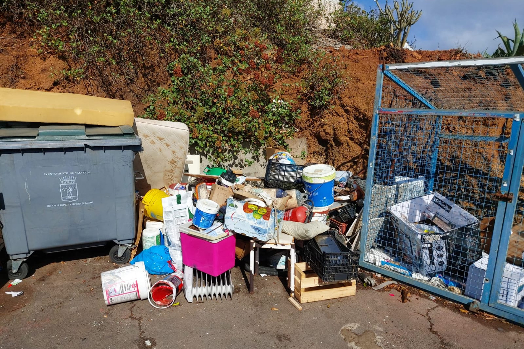 El Ayuntamiento de Valverde lamenta los vertidos no autorizados de residuos que se están produciendo en algunos puntos de recogida del municipio
