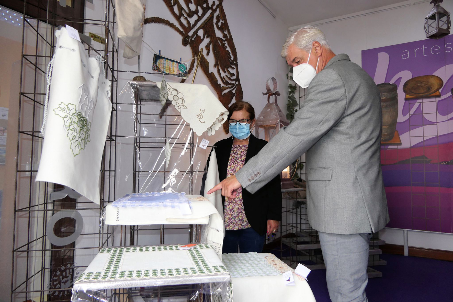 El Cabildo inaugura la muestra “Telas y Artesanía Herreña” que recoge el trabajo de artesanos herreños