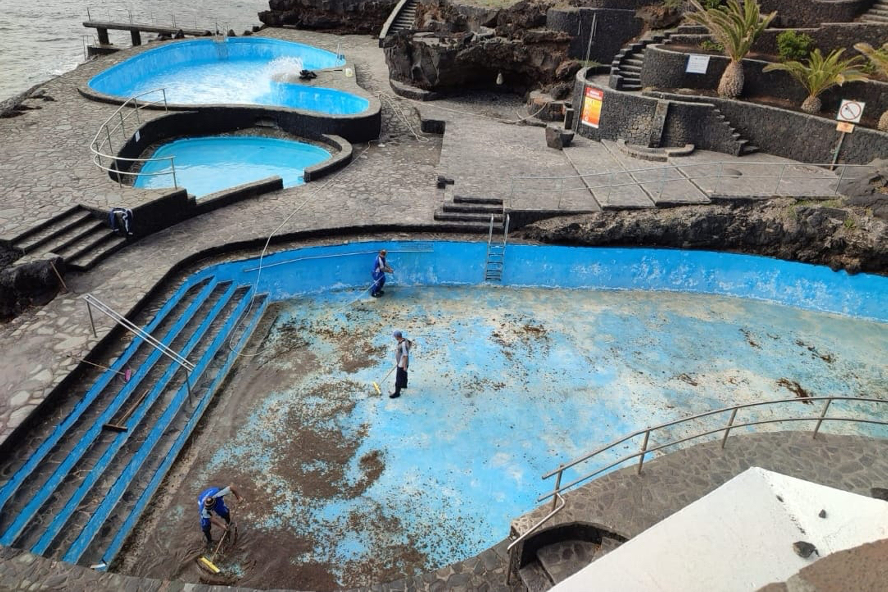 El ayuntamiento de Valverde realiza labores de limpieza y mantenimiento de las piscinas de La Caleta