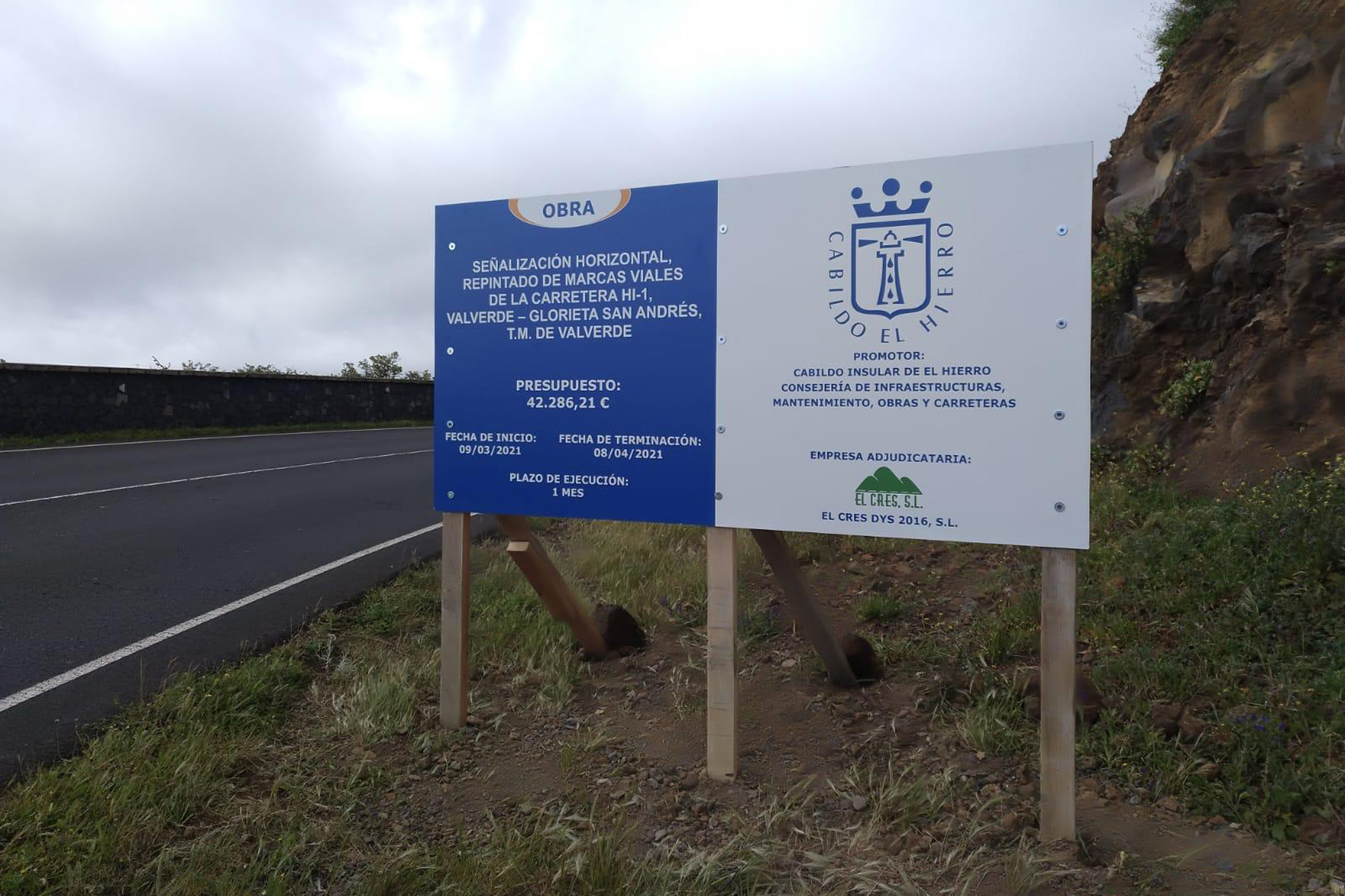 El Cabildo realiza obras de sustitución y repimtado de señalización en carreteras de la isla