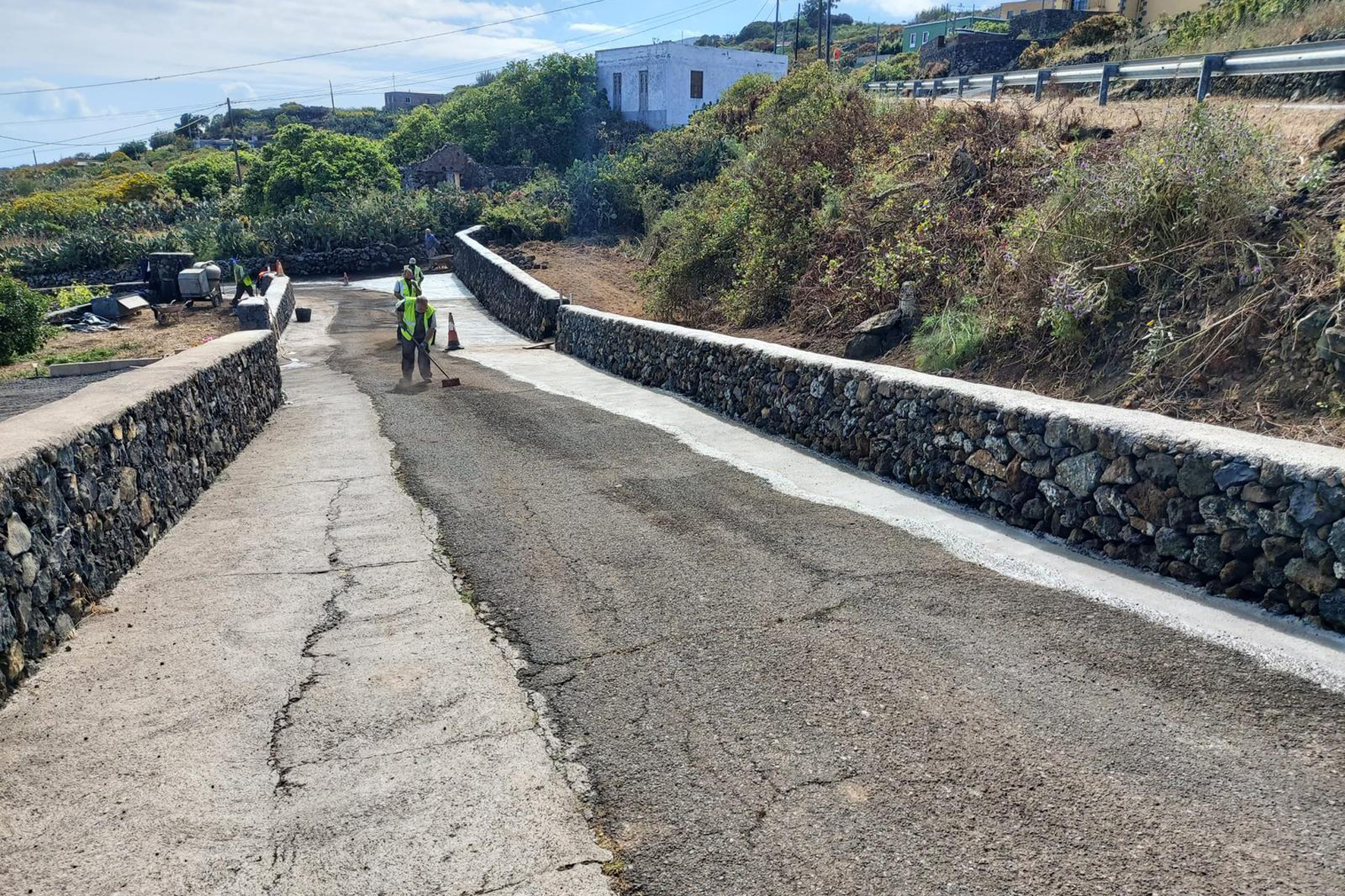 El Ayuntamiento capitalino realiza obras de mejora en la vía de Los Jarales