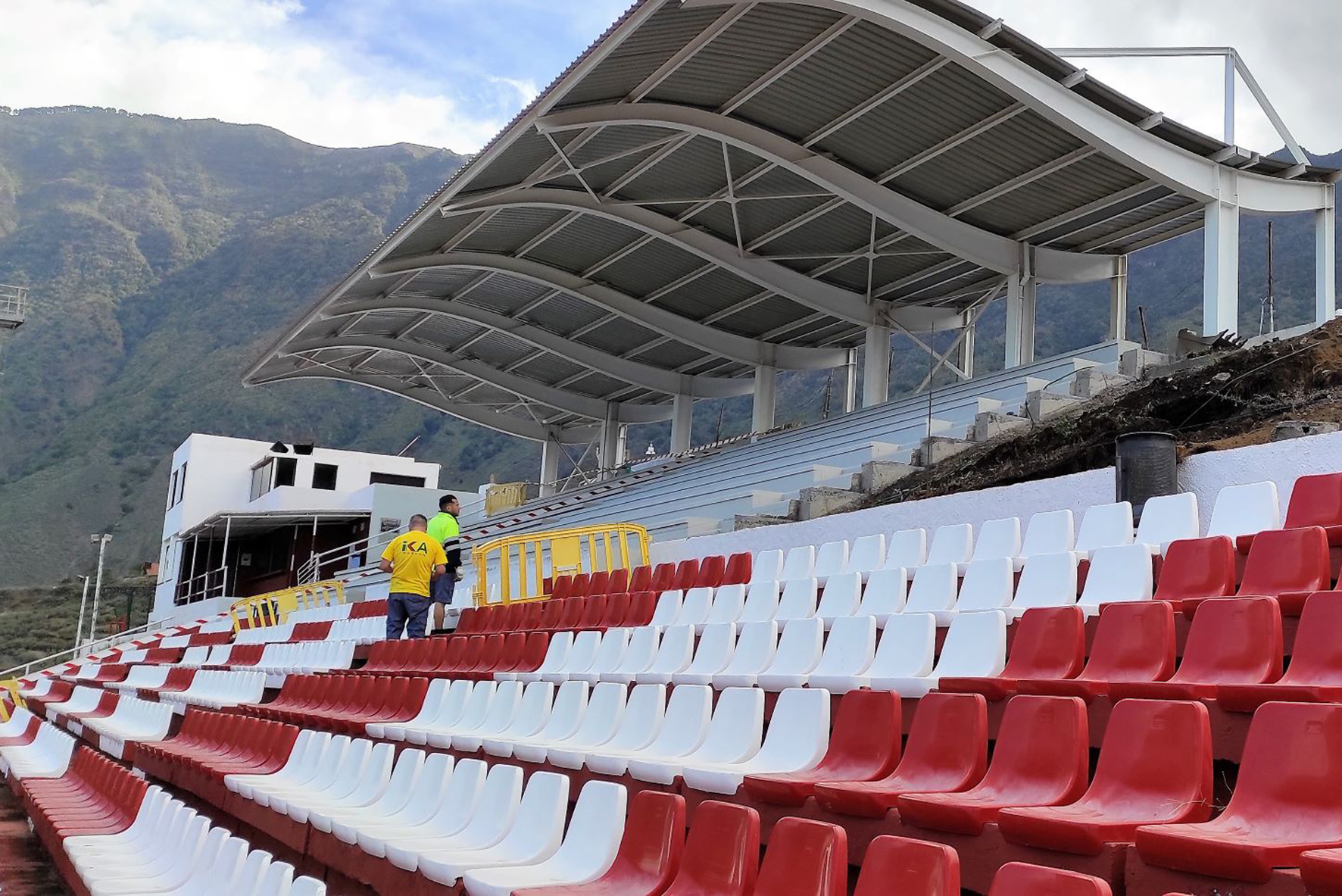 La Frontera ejecuta el 2º tramo del proyecto de techado y gradas del campo de Futbol municipal