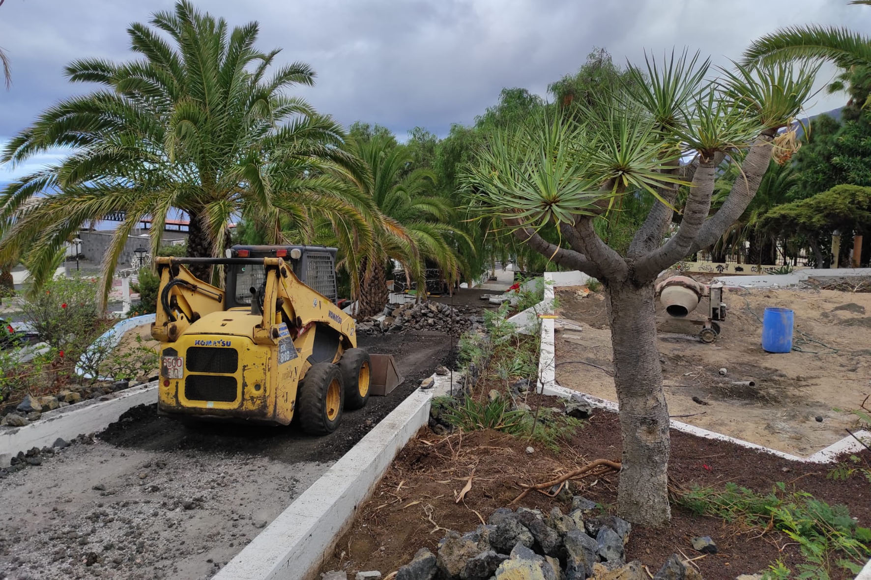 El Ayuntamiento de La Frontera inicia las obras de acondicionamiento del parque infantil anexo a la casa consistorial
