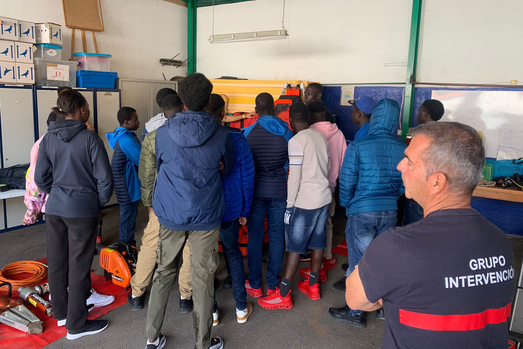 Menores migrantes acogidos en El Hierro visitan las instalaciones de CECOPIN
