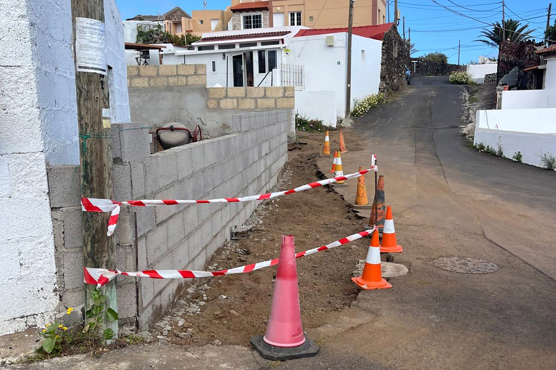 El Ayuntamiento capitalino ejecuta obras de ensanche de la calle contigua a la plaza de Echedo