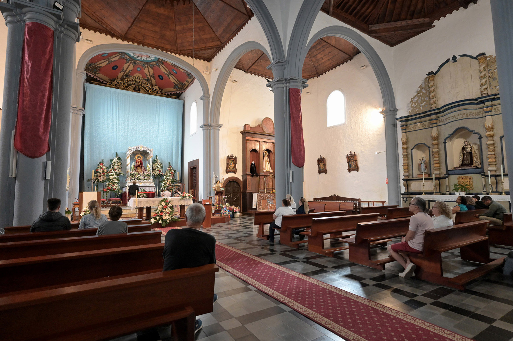 Cientos de fieles visitan durante estos días en la Villa de Valverde a la Virgen de Los Reyes