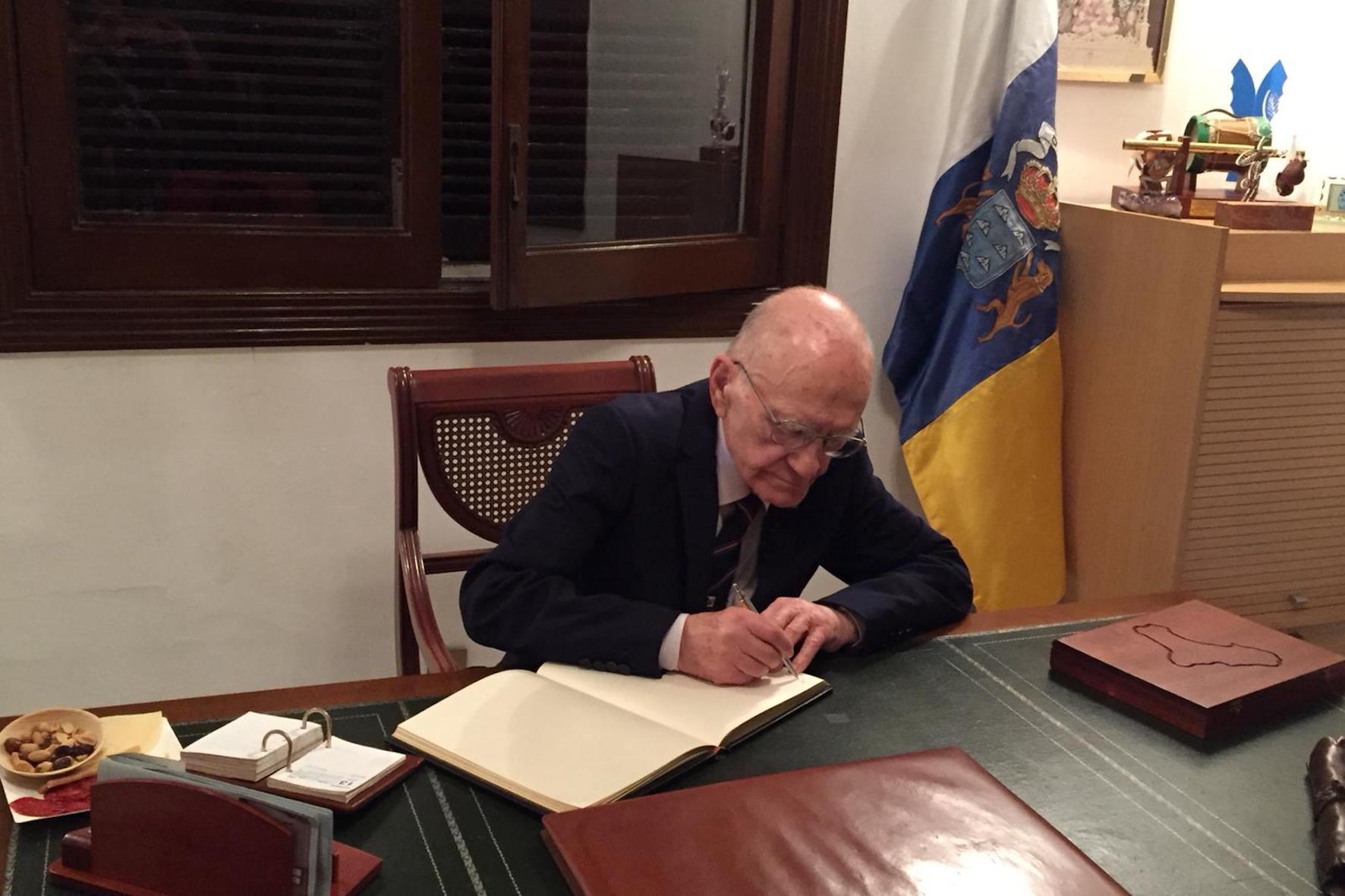 La Casa de El Hierro en Gran Canaria acogió la prestación del libro “El Meridiano, antes y después del Aeropuerto”, de Antonio Padilla