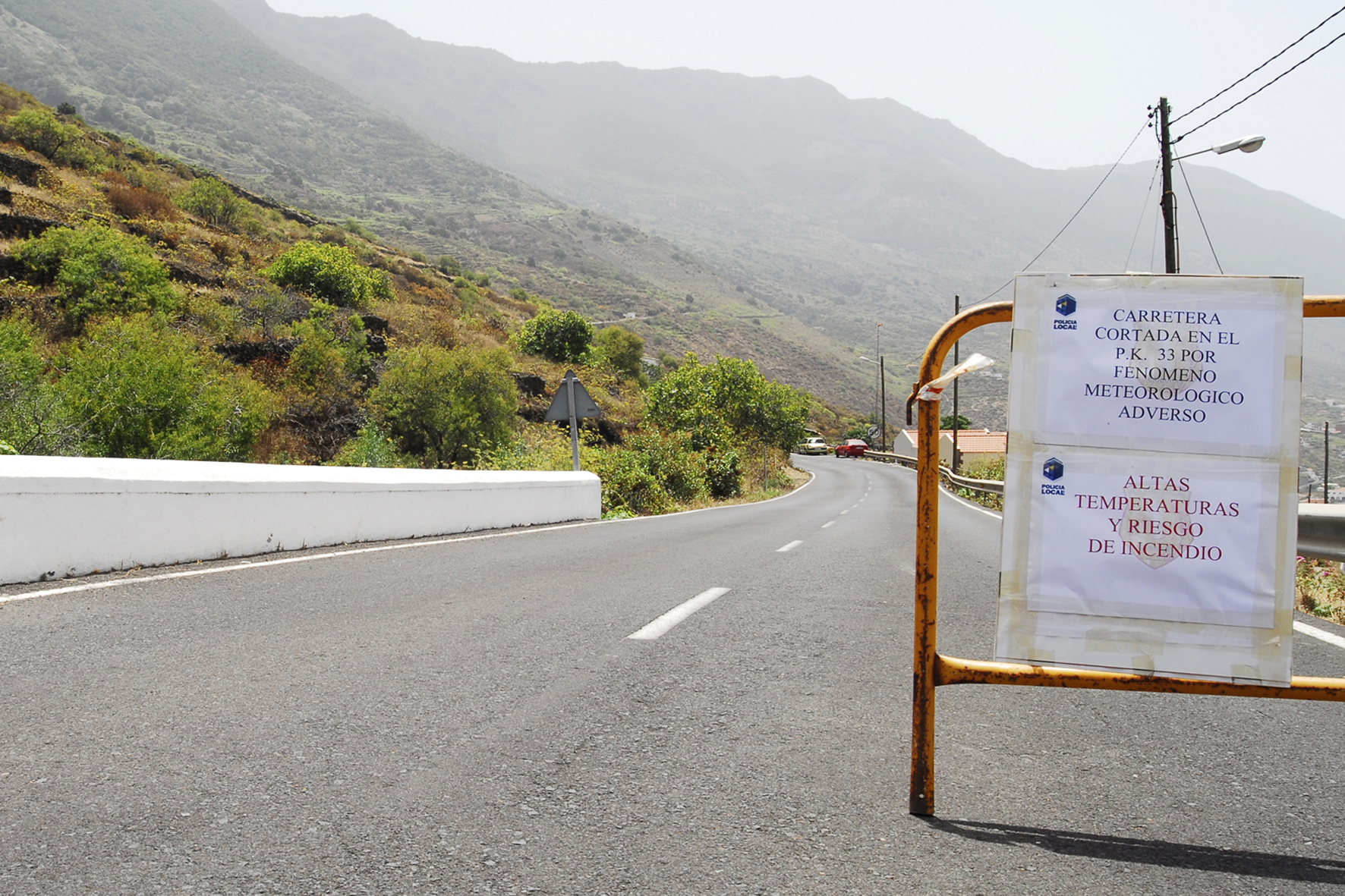El Cabildo incrementa el numero vías y pistas de acceso a la masa forestal cerradas y prohibe el trafico por la Carretera de La Cumbre