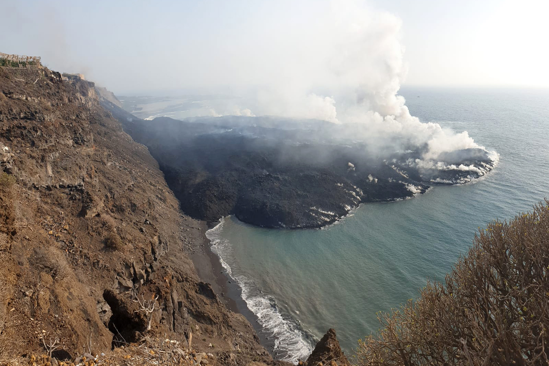 Una nueva colada aporta material magmatíco que discurre paralelo a la colada principal afectando a nuevas zonas de La Palma