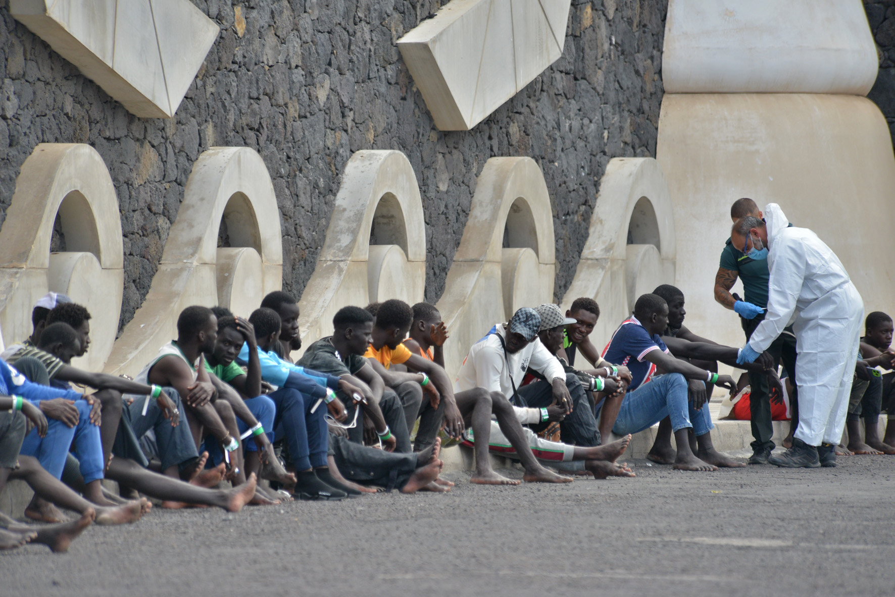 Un cayuco con 122 inmigrantes atraca hoy en el Puerto de La Restinga