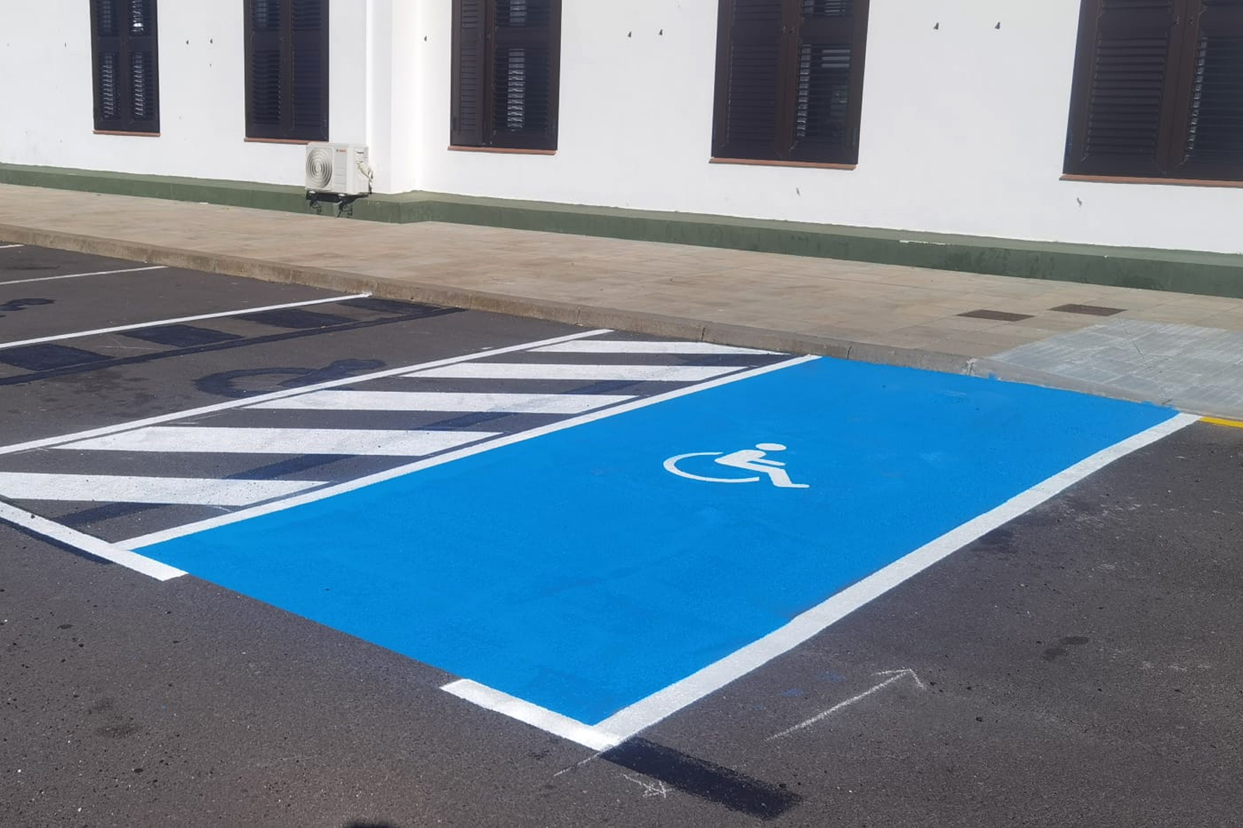 El Pinar establece nuevas plazas de aparcamiento para personas con movilidad reducida en el municipio