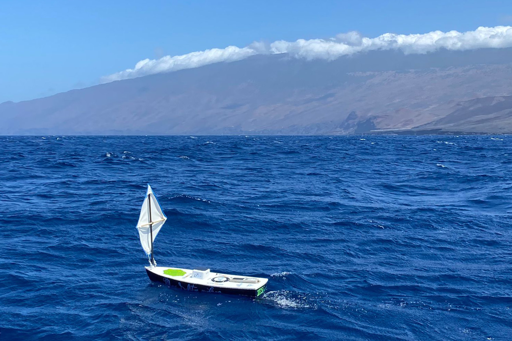 Alumnos del IES Garoé de El Hierro lanzan al mar un bote educativo para cruzar el Atlántico