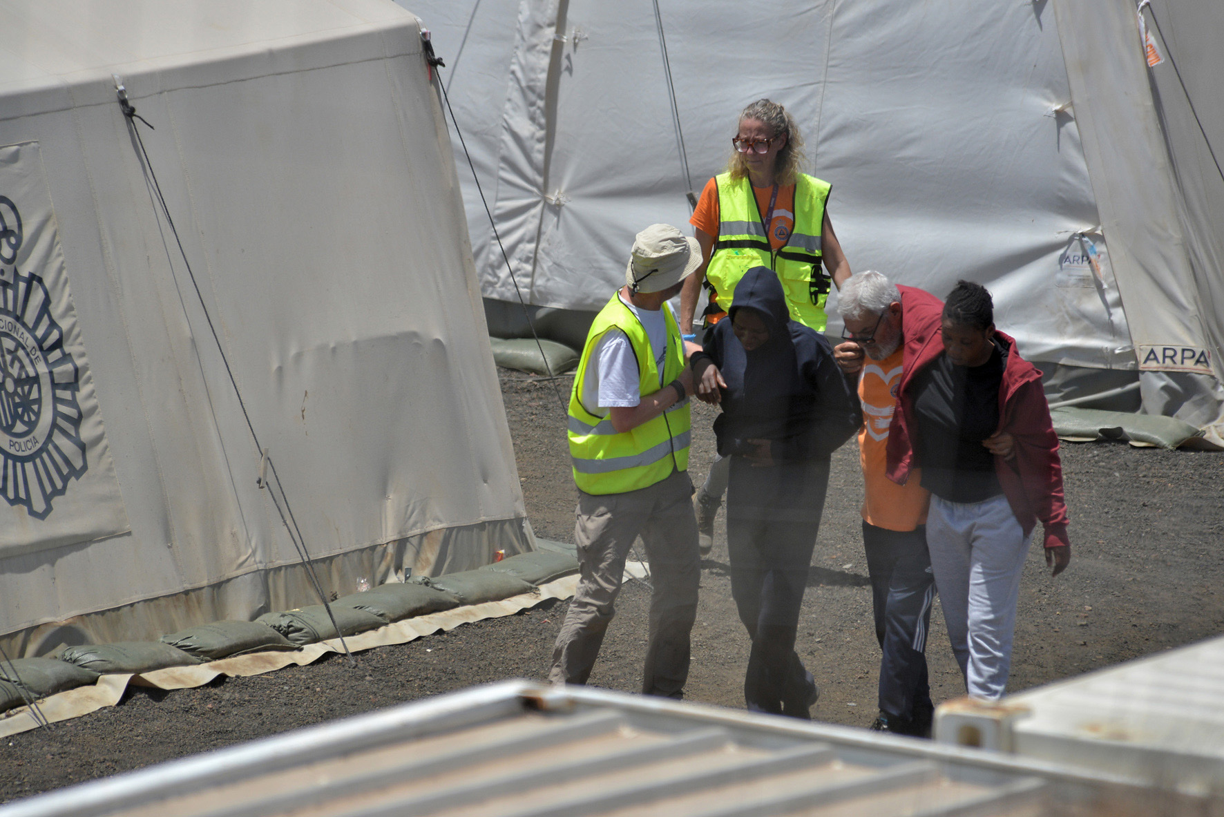 Un total de 7 personas fueron arrojados al mar, desde el cayuco que arribo el pasado domingo a El Hierro con 147 personas