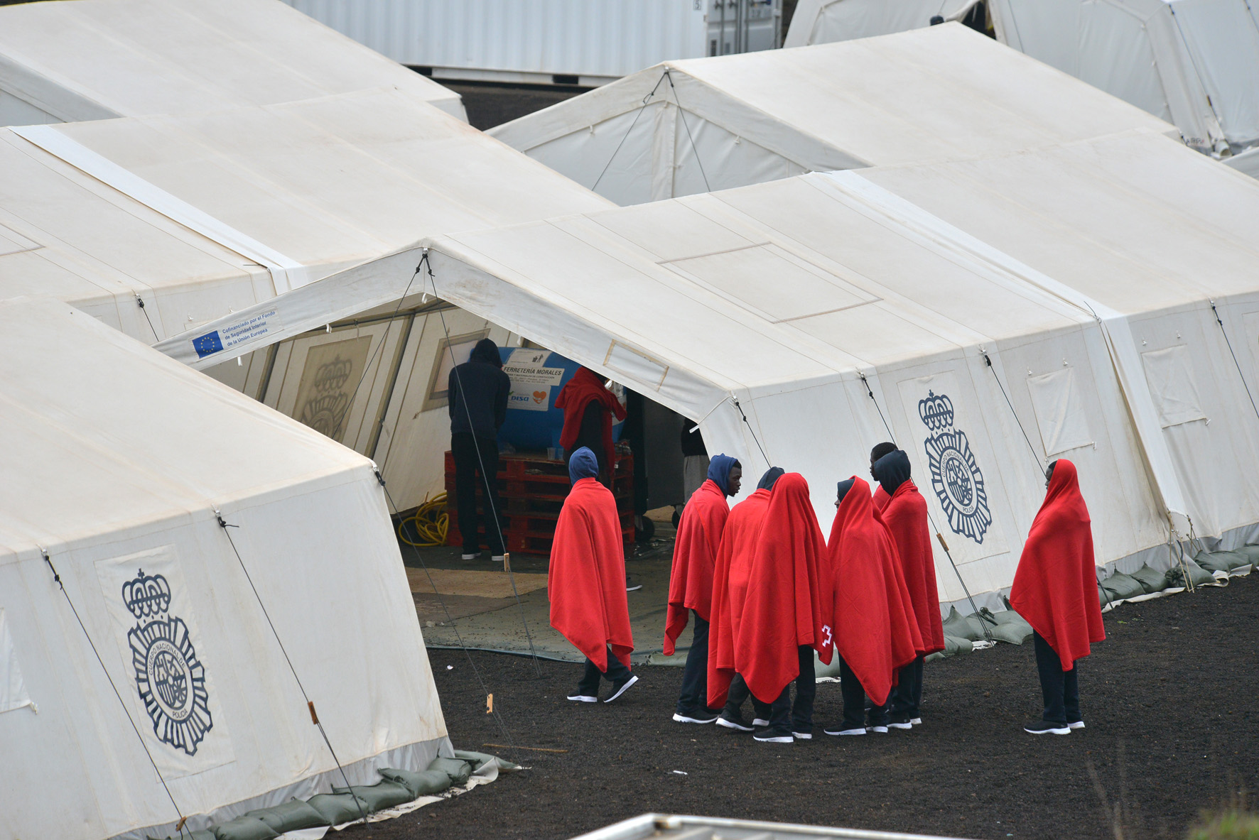 Salvamar Adhara rescata, en la noche de ayer, una embarcación con 57 inmigrantes en aguas cercanas a El Hierro