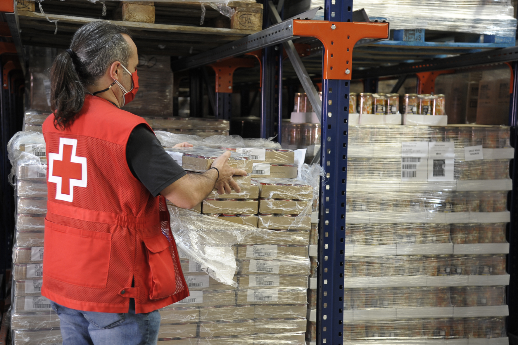 Cruz Roja reparte más de 15.000 kilos de alimentos a 595 personas vulnerables en El Hierro