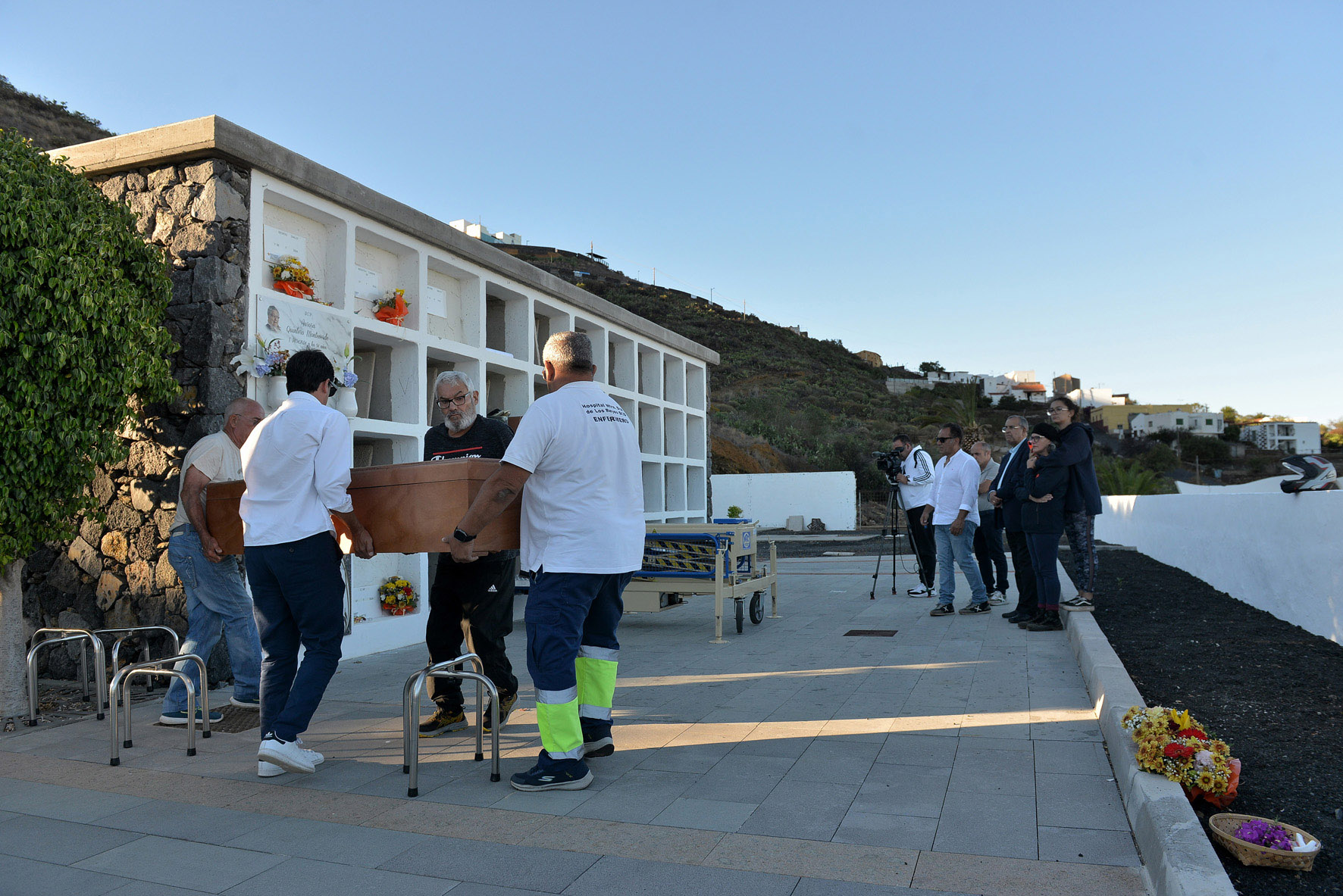 Los inmigrantes que llegaron fallecidos en la madrugada de hoy, han sido inhumados esta tarde en el cementerio municipal de El Pinar