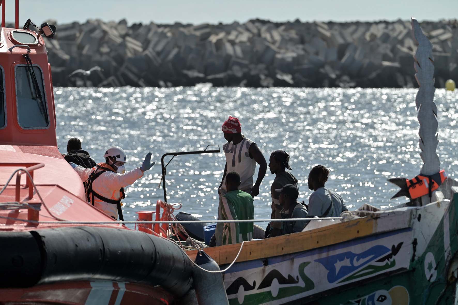 Salvamento Marítimo rescata un cayuco con 54 personas a bordo en aguas cercanas a El Hierro