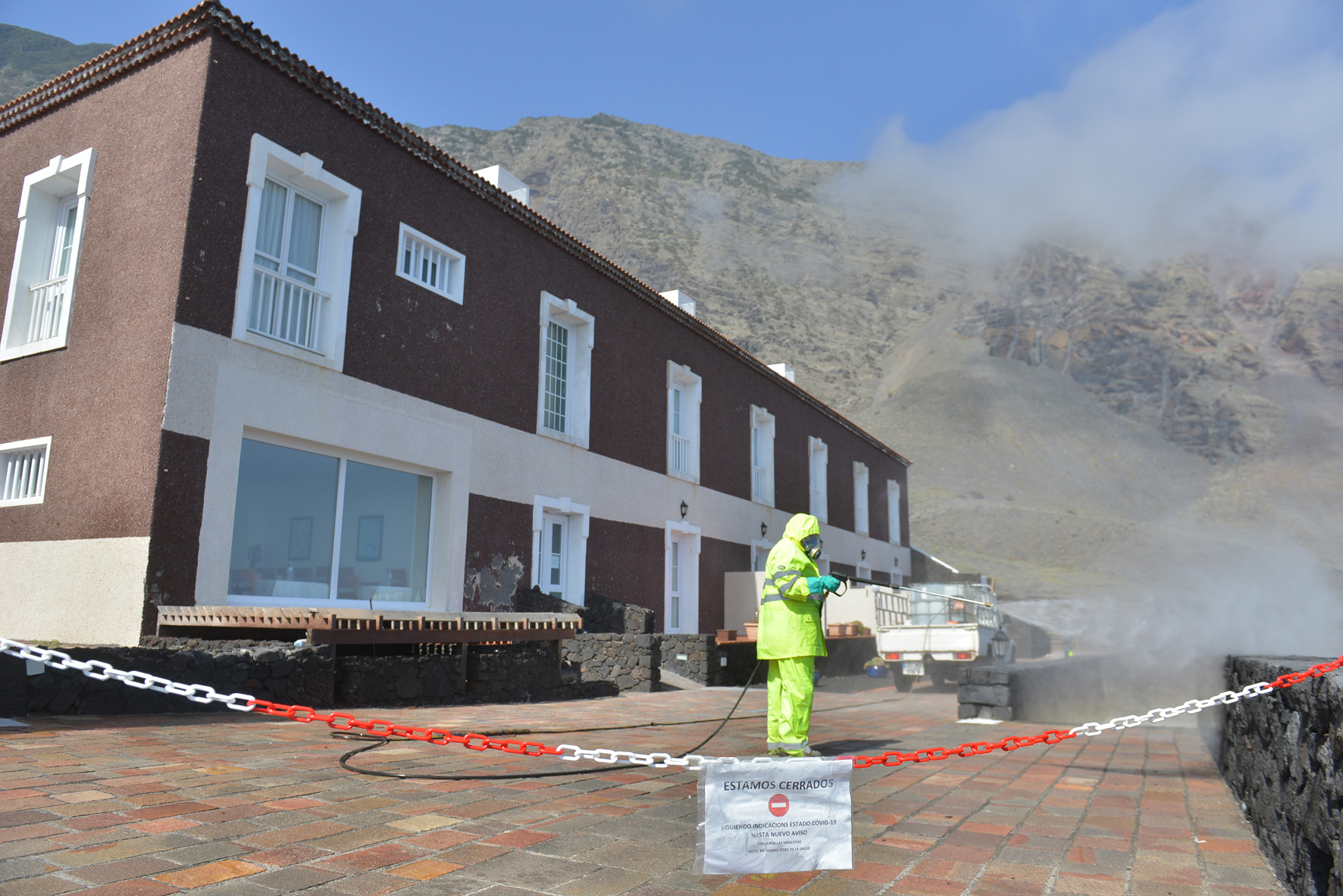 El Cabildo realiza labores de limpieza y desinfección de residencias de mayores de la Isla