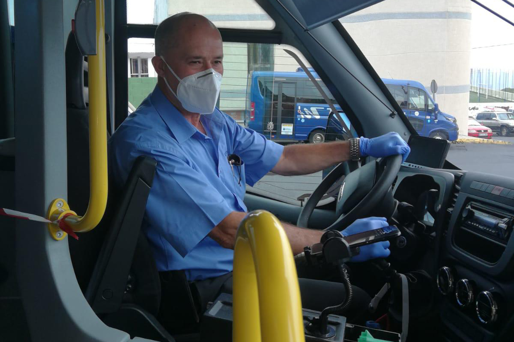 El Cabildo reparte mascarillas de protección para trabajadores de transportes de viajeros, mercancías y taxis