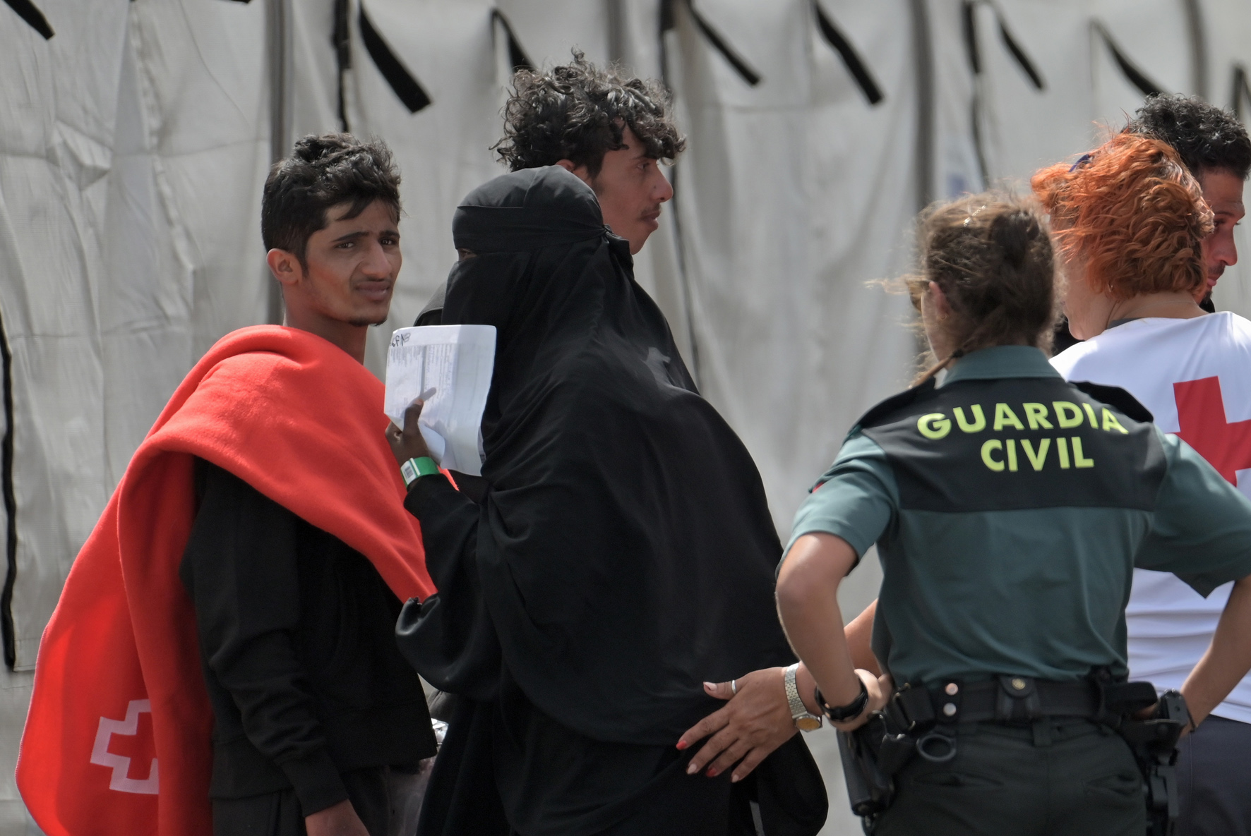 Salvamento Marítimo rescata a 28 inmigrantes, a bordo de un cayuco en aguas cercanas a El Hierro