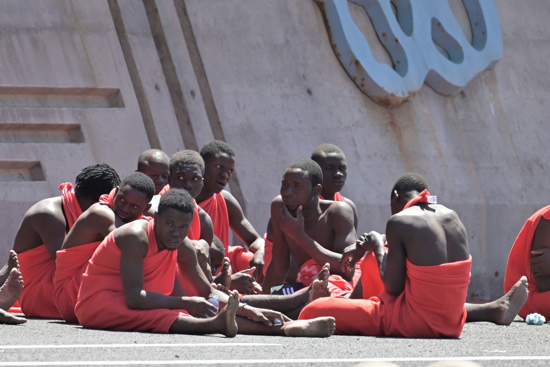 Un cayuco con 43 inmigrantes a bordo, arriba por sus propios medios al muelle de La Estaca en El Hierro
