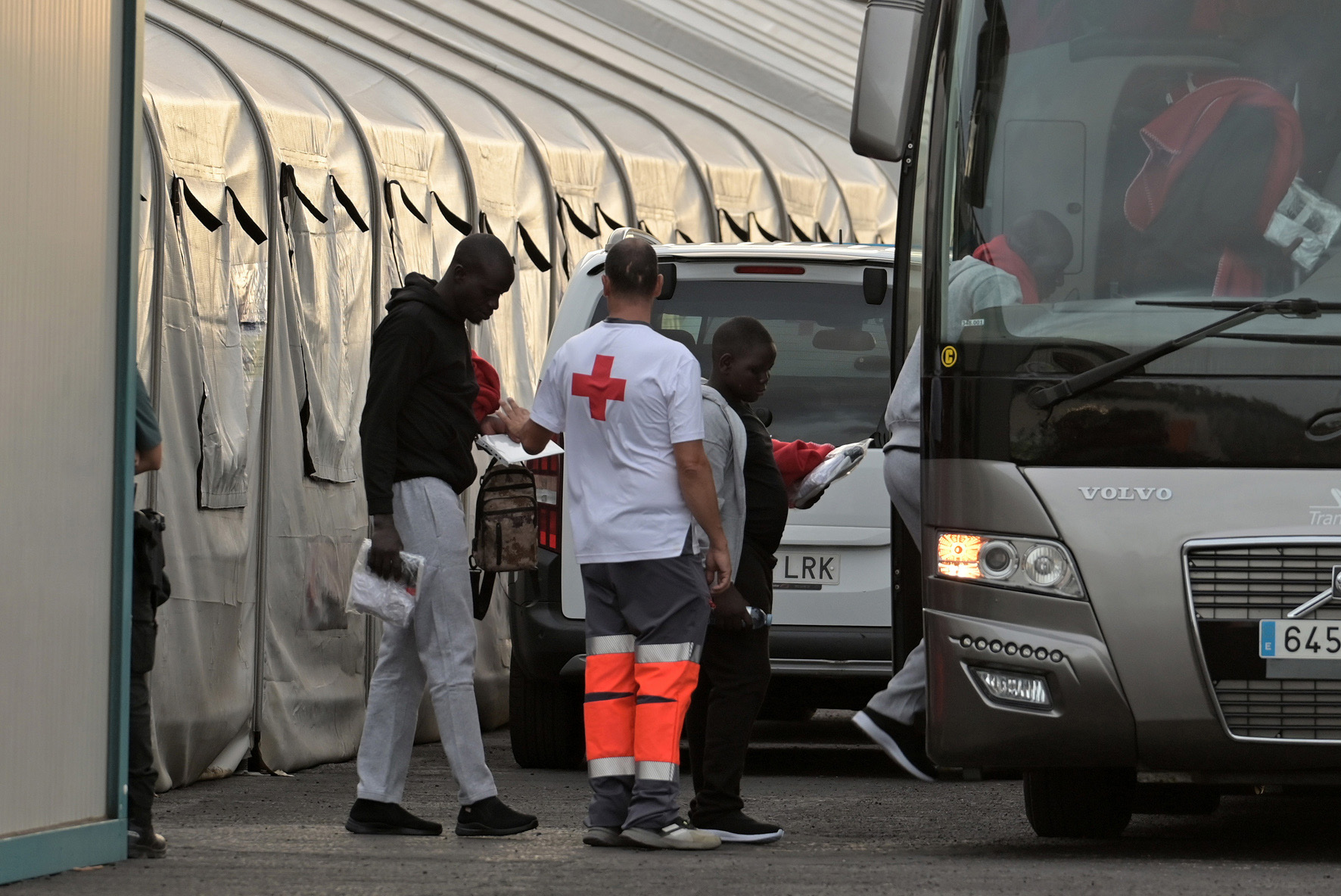 Salvamento Marítimo rescata a 55 inmigrantes, a bordo de un cayuco en aguas próximas a El Hierro