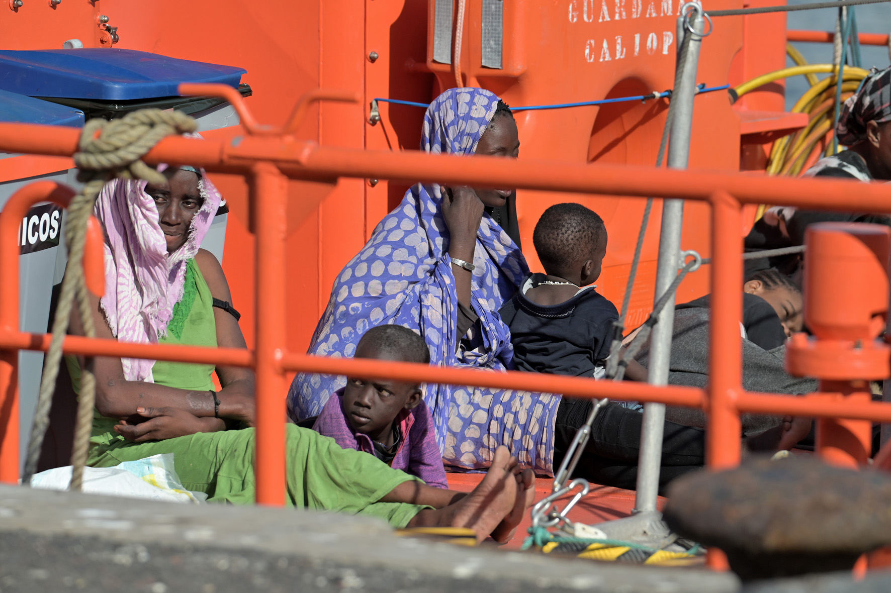 Salvamento Marítimo rescata un cayuco, con 58 inmigrantes a bordo, en aguas próximas a El Hierro