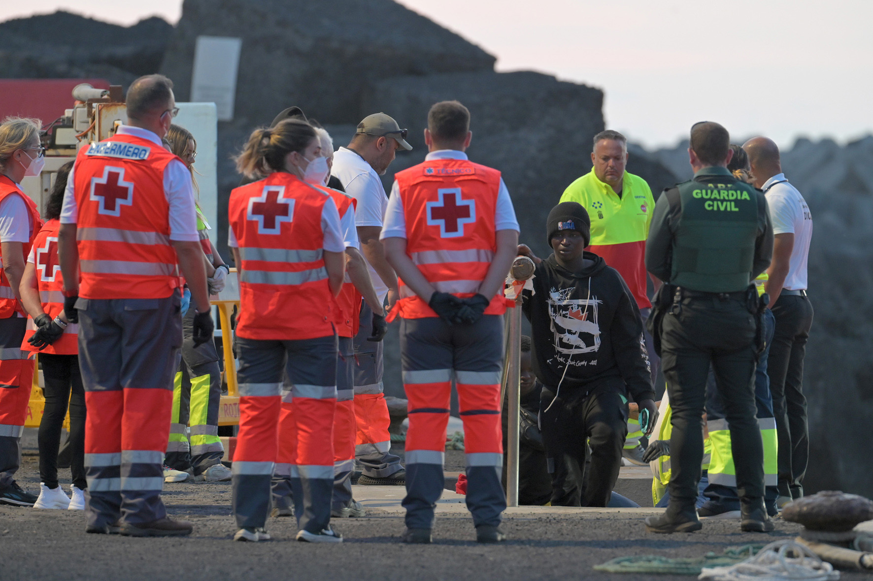 Salvamento Marítimo rescata a 63 inmigrantes a bordo de un cayuco, durante la tarde de hoy, en aguas cercanas a El Hierro
