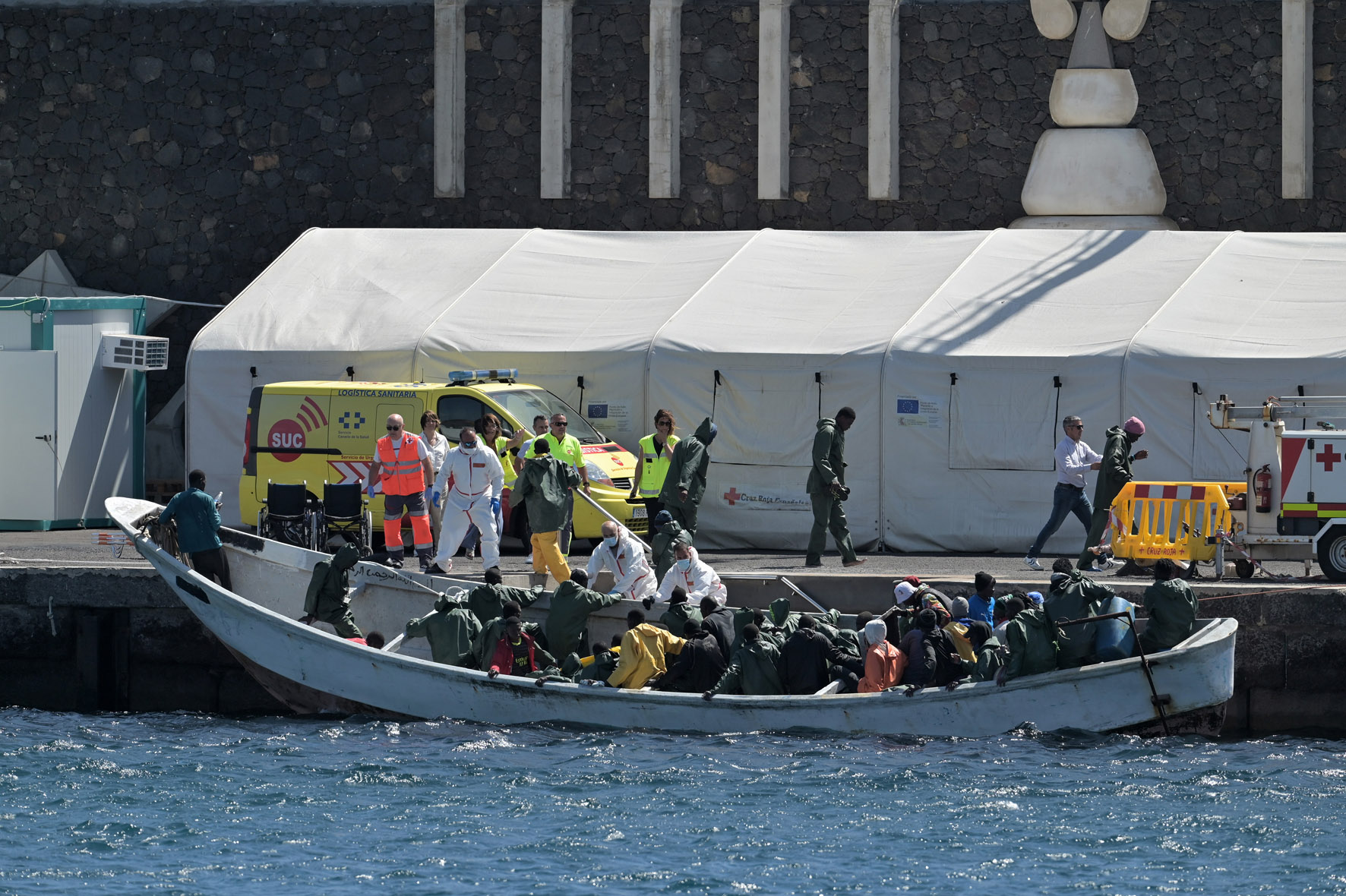 Arriba por sus propios medios un cayuco con 54 personas al muelle de la Restinga