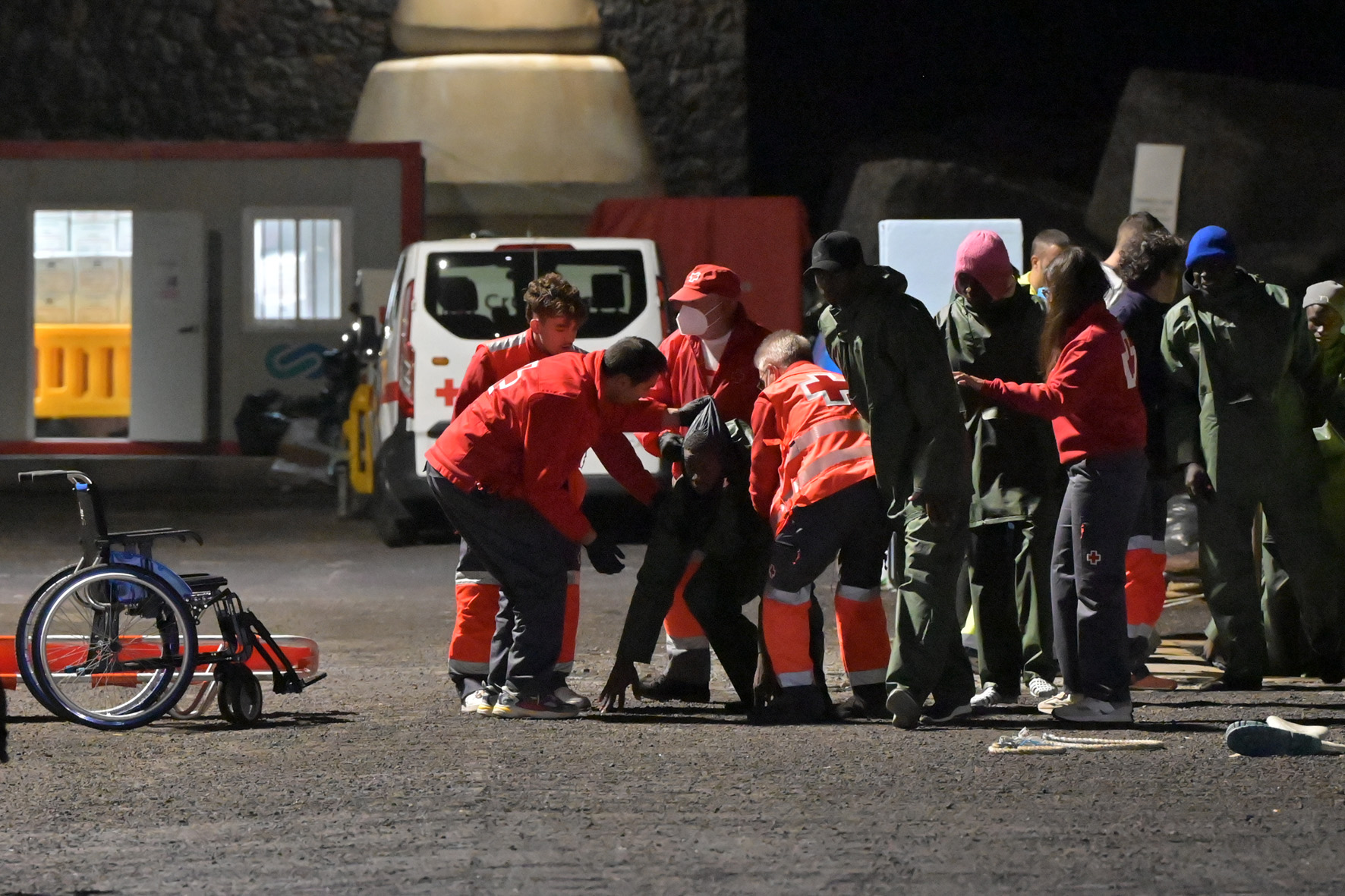 Un cayuco con 55 inmigrantes, arriba por sus propios medios en la noche de hoy, al puerto de La Restinga, en El Hierro