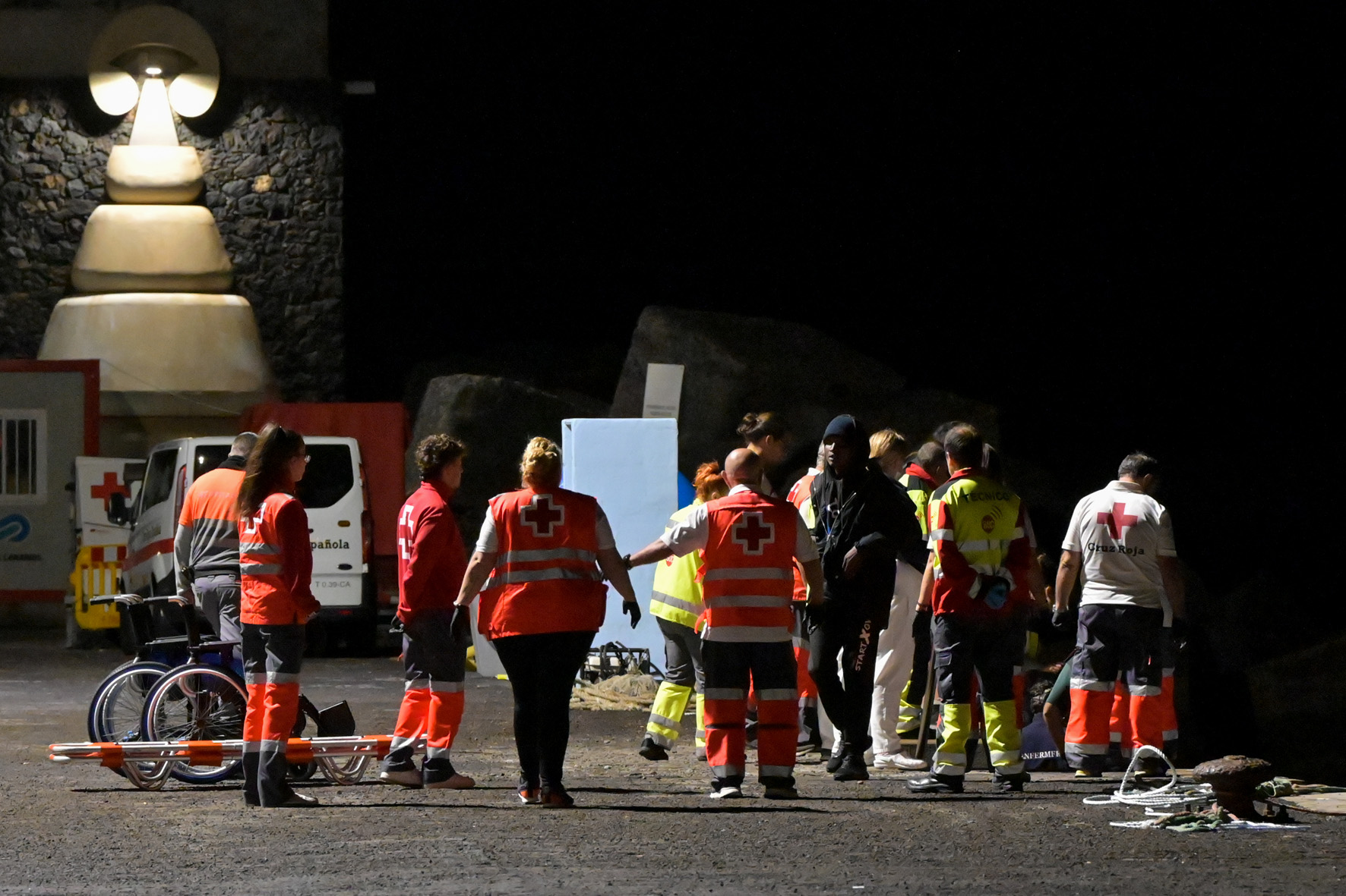 Arriba un Cayuco con 45 inmigrantes por sus propios medios al muelle de La Restinga