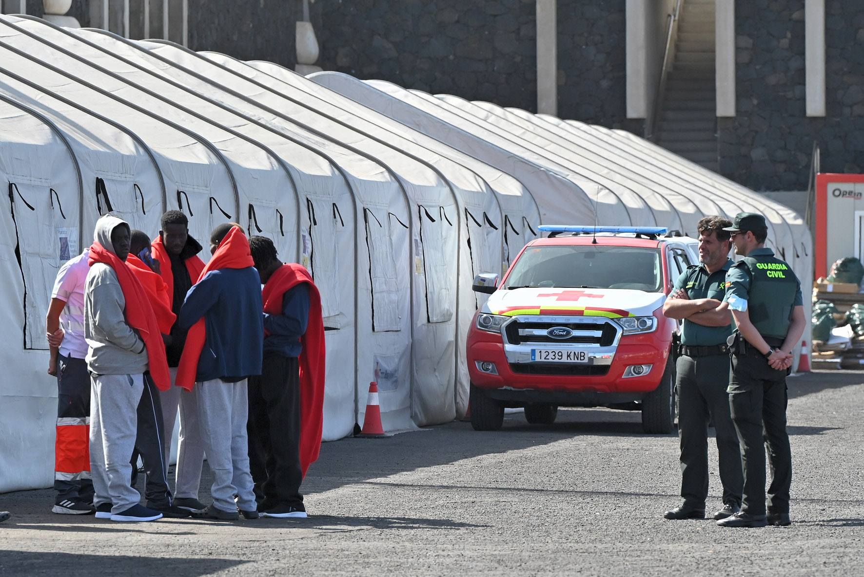 Salvamento Marítimo rescata una nueva embarcación con 76 personas, a medio día de hoy, en aguas cercanas a El Hierro
