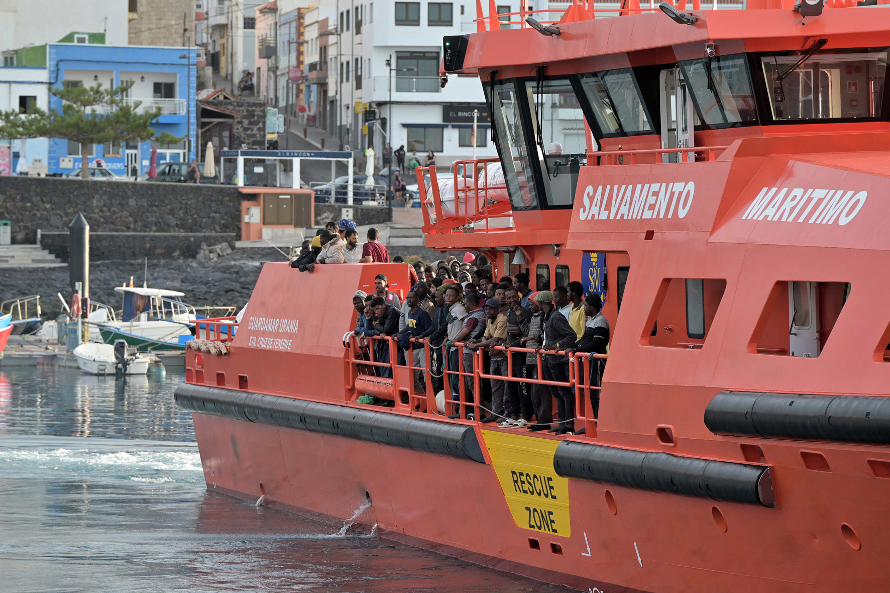 Salvamento Marítimo desembarca en La Restinga, a 190 inmigrantes rescatados en un cayuco en aguas cercanas a El Hierro en la noche de ayer