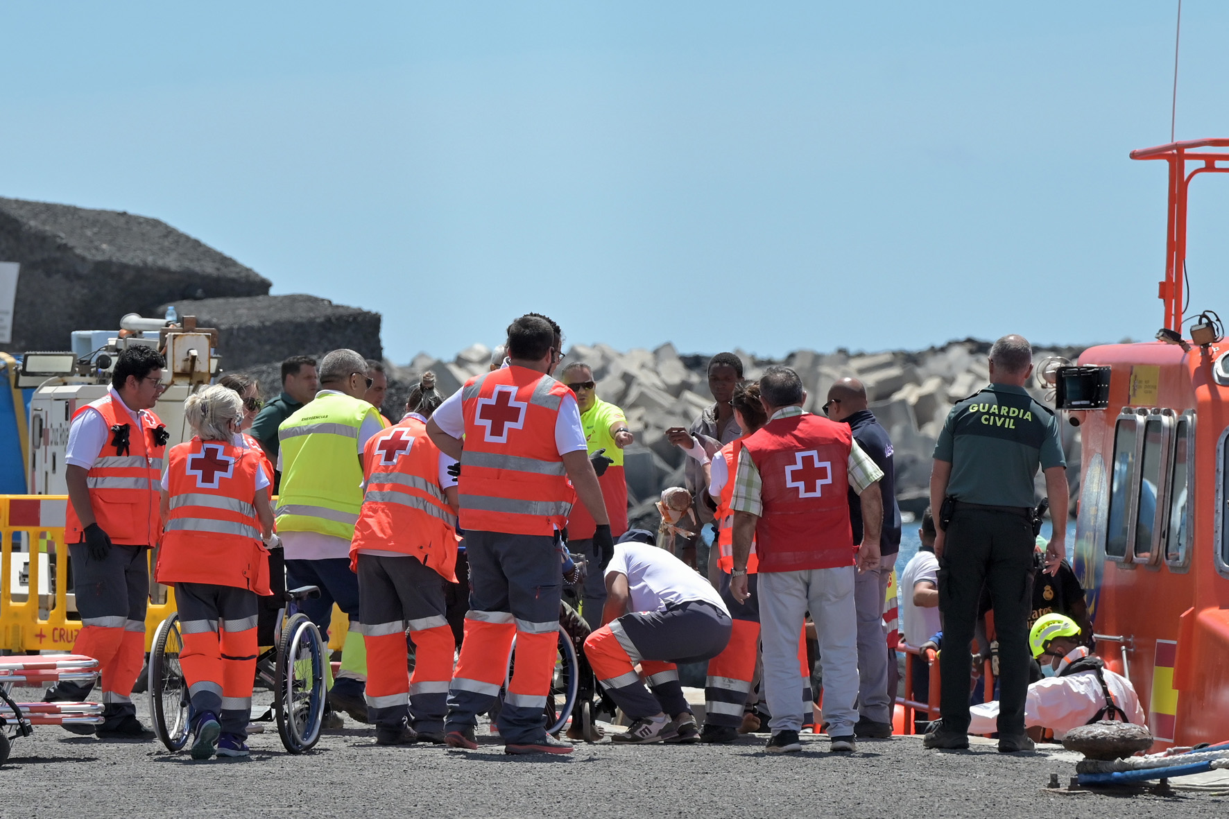 Salvamento Marítimo rescata a 108 personas, a bordo de un cayuco en aguas cercanas a El Hierro