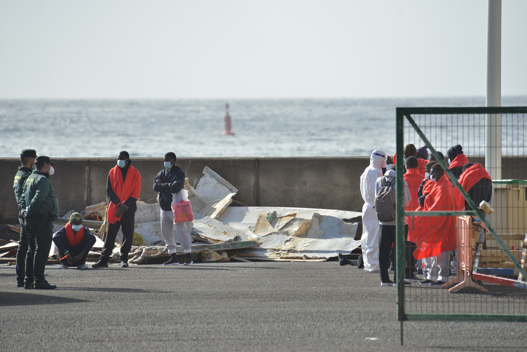 Arriba un cayuco al Puerto de La Estaca con 57 migrantes, 15 de ellos menores