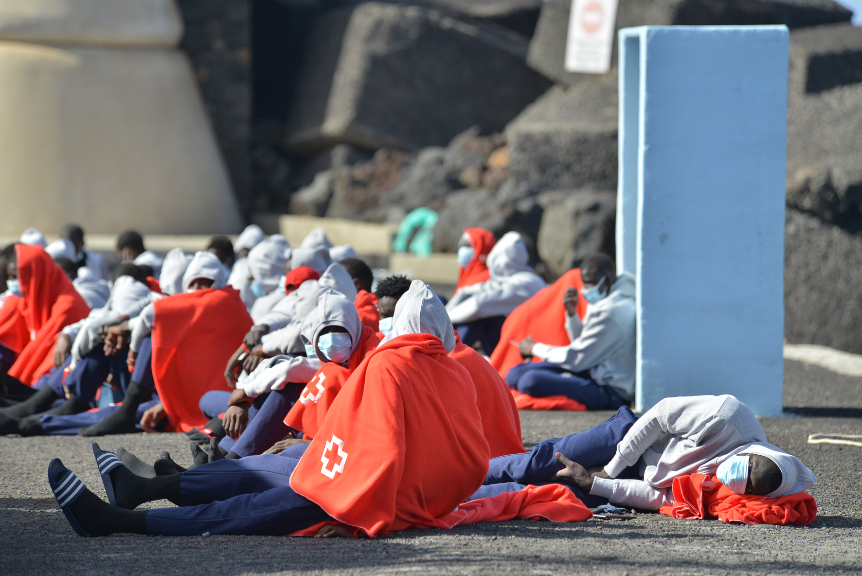 Un cayuco con 48 personas abordo arriba al Puerto de La Restinga