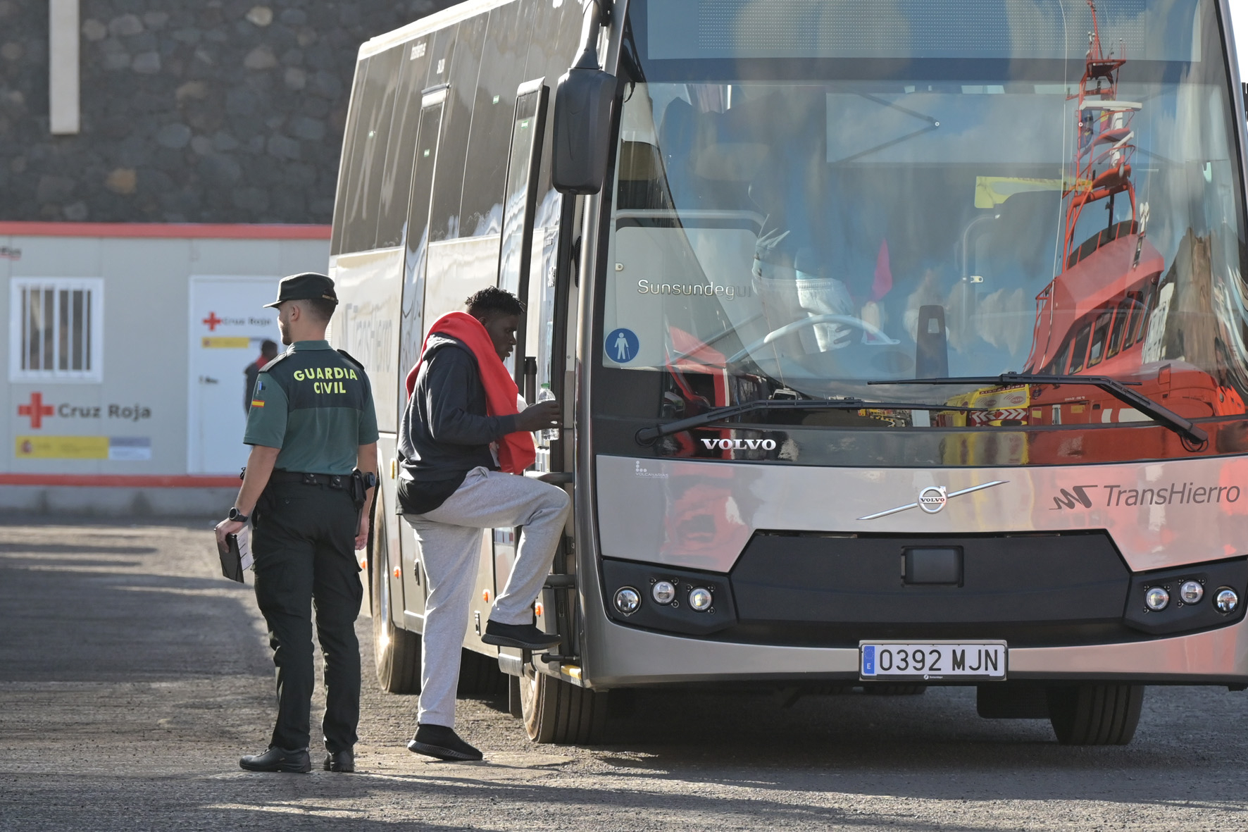 Salvamento Marítimo traslada a El Hierro a 16 inmigrantes rescatados 229 kilómetros al sur de Gran Canaria