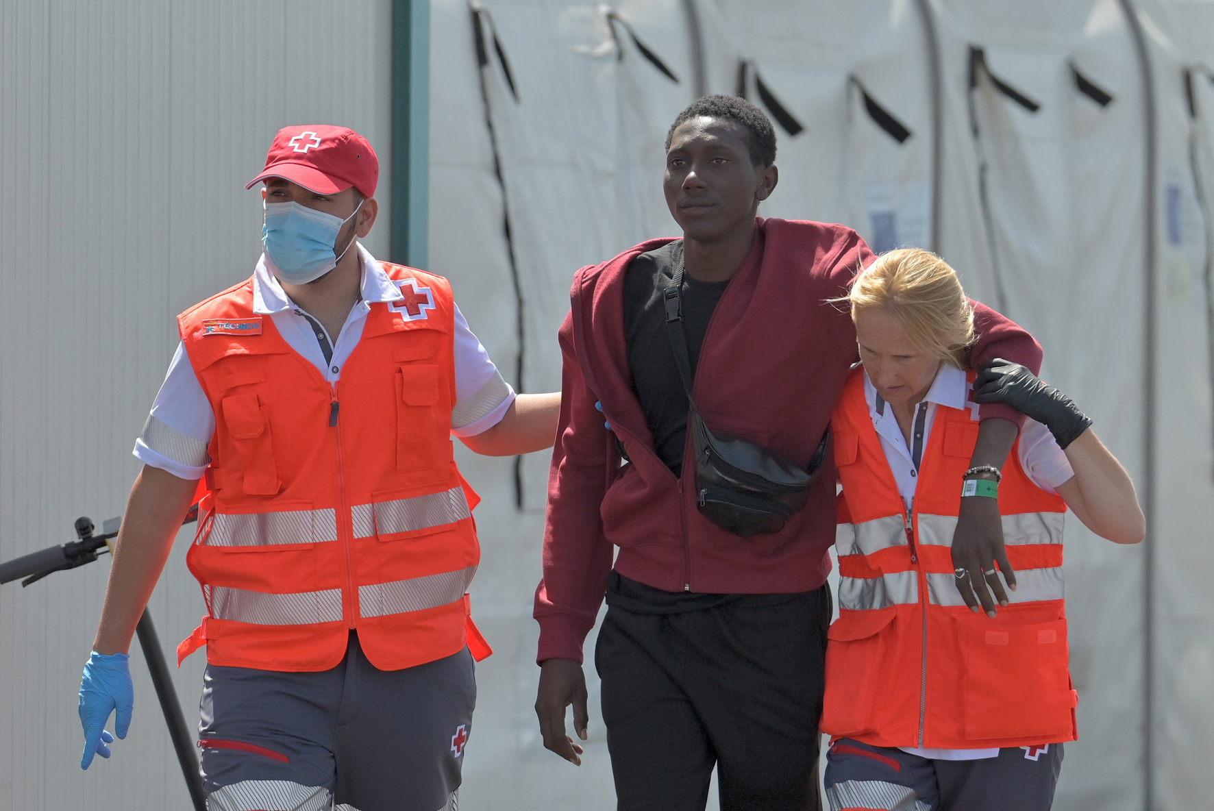 Un cayuco con 64 inmigrantes a bordo, arriba por sus propios medios a El Hierro