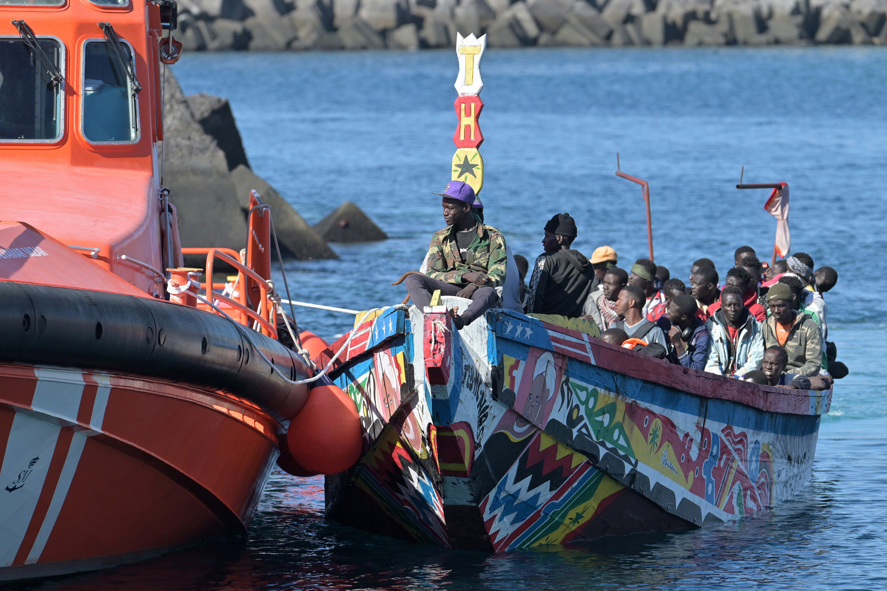 Salvamento Marítimo rescata a 158 inmigrantes a bordo de un cayuco, en aguas cercanas a El Hierro