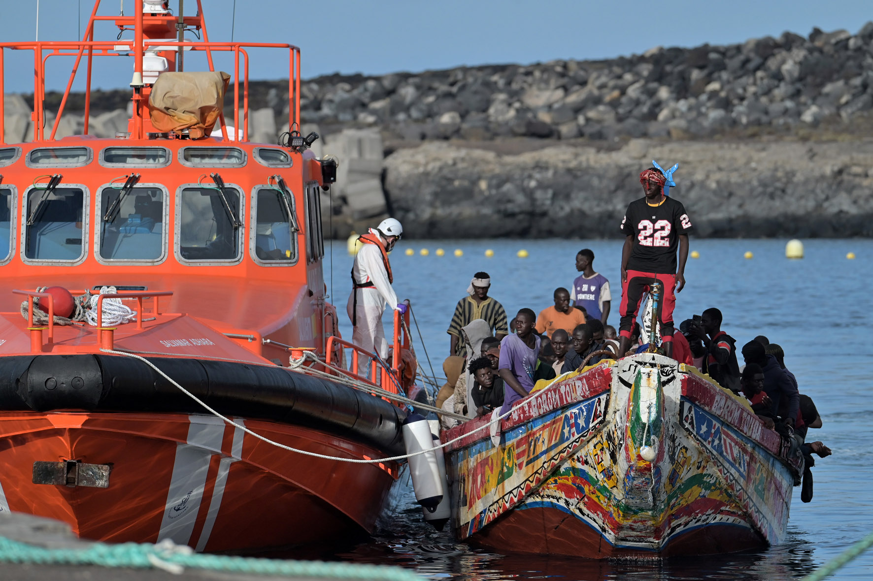 Salvamento Marítimo rescata a 152 inmigrantes a bordo de un cayuco, en aguas próximas a El Hierro