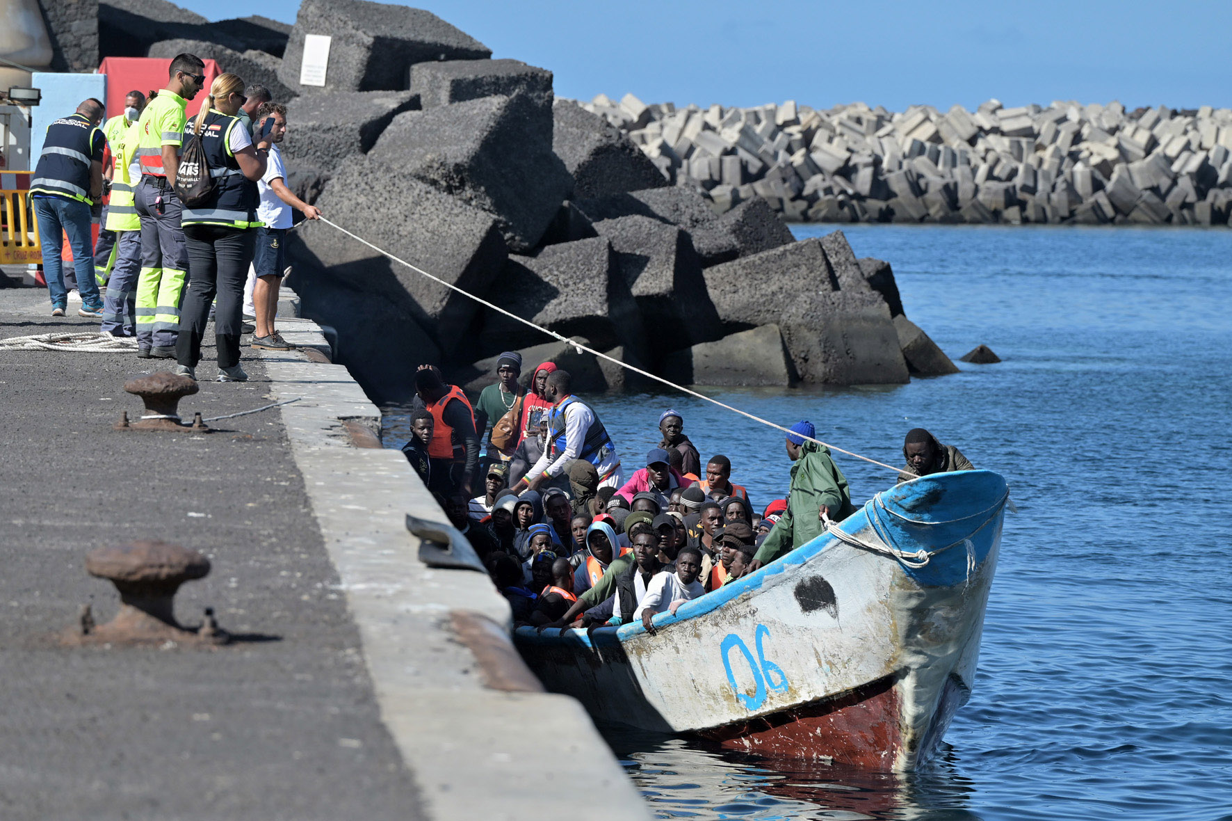 Salvamento Marítimo rescata a 73 inmigrantes a bordo de un cayuco, en aguas cercanas a El Hierro