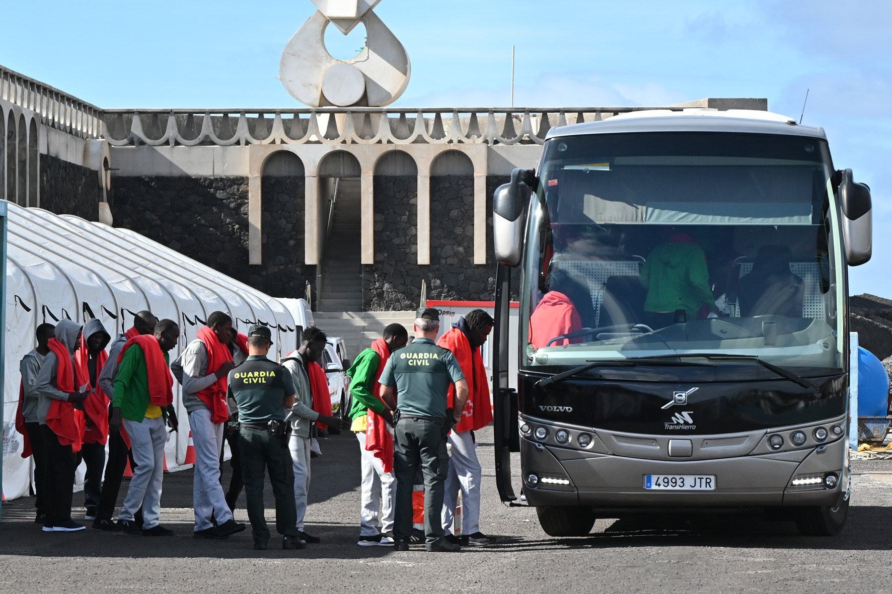 La Guardia Civil rescata 1 cayuco con 99 personas a bordo, en aguas próximas a El Hierro