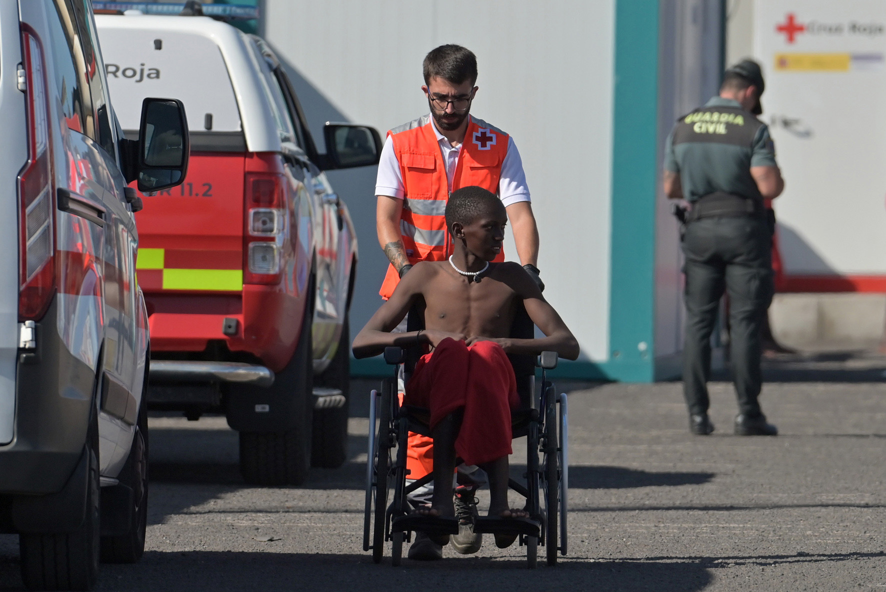 Salvamento Marítimo rescata a 159 inmigrantes a bordo de un cayuco, en aguas cercanas a El Hierro