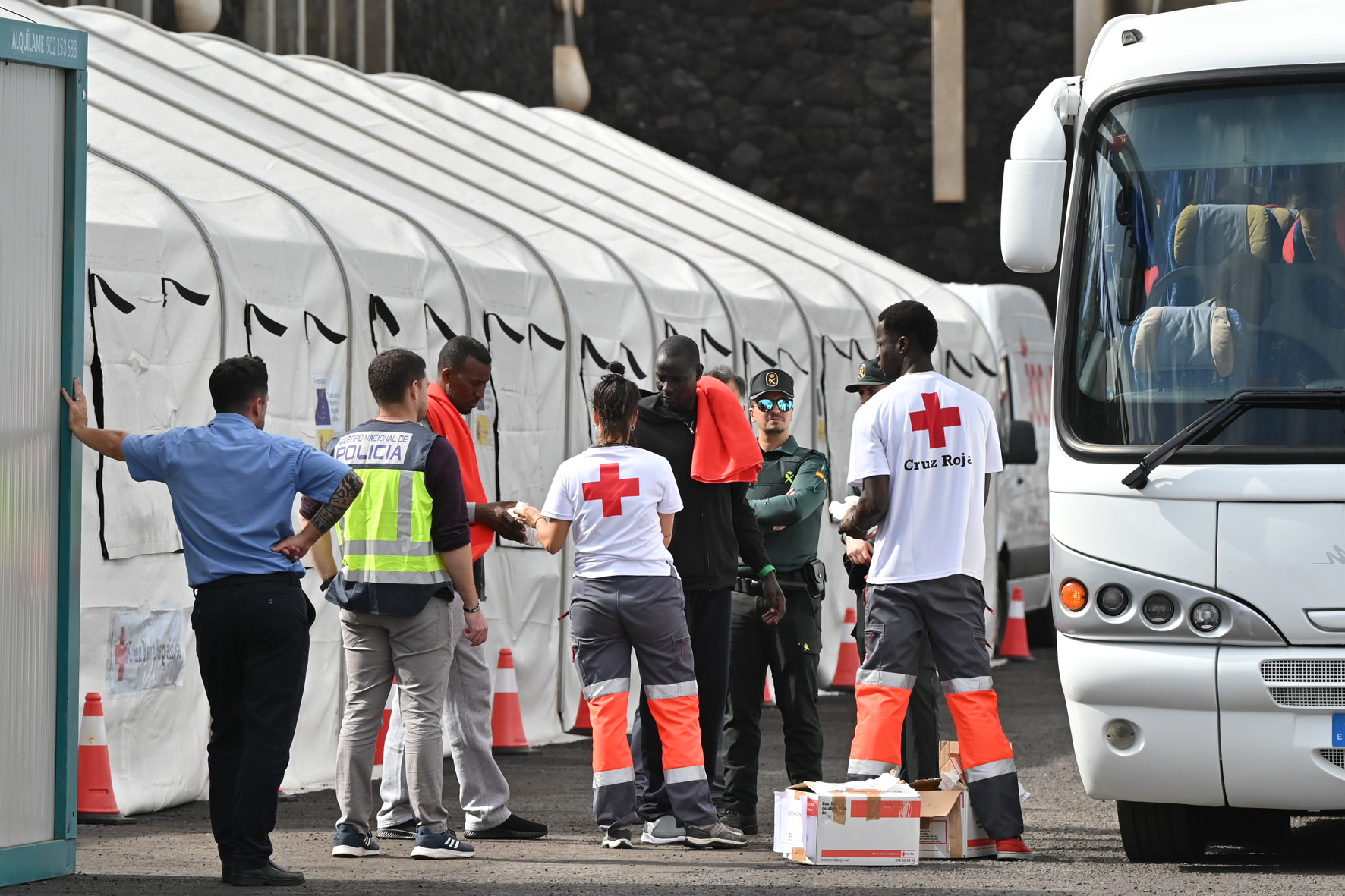 Salvamento Marítimo rescatan a 39 personas en una embarcación que navegaba en aguas próximas a El Hierro