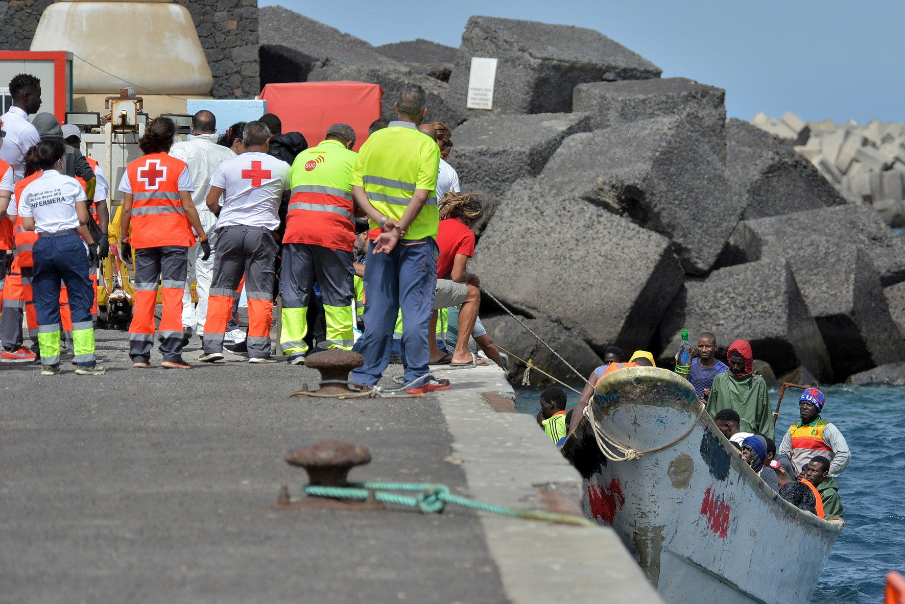 Salvamento Marítimo rescata un cayuco con 56 personas a bordo, en aguas cercanas a El Hierro