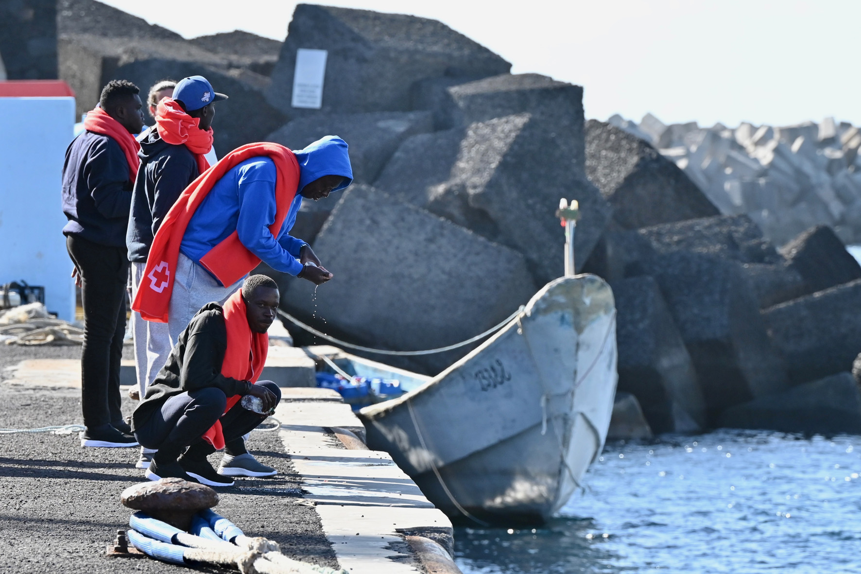 La Guardia civil rescata a 56 personas, a bordo de un cayuco en aguas cercanas a El Hierro