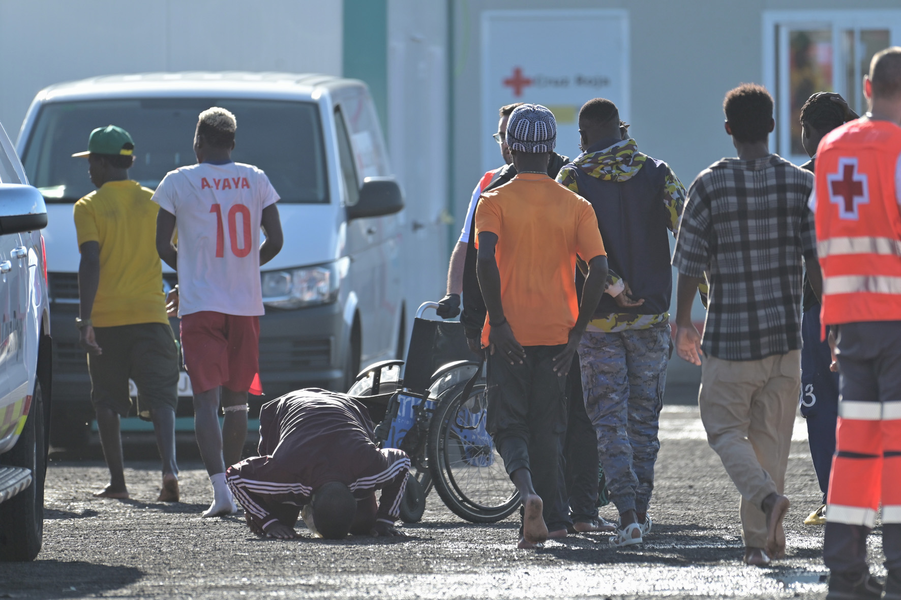 Salvamento Marítimo rescata a 183 inmigrantes a bordo de un cayuco, en aguas próximas a El Hierro