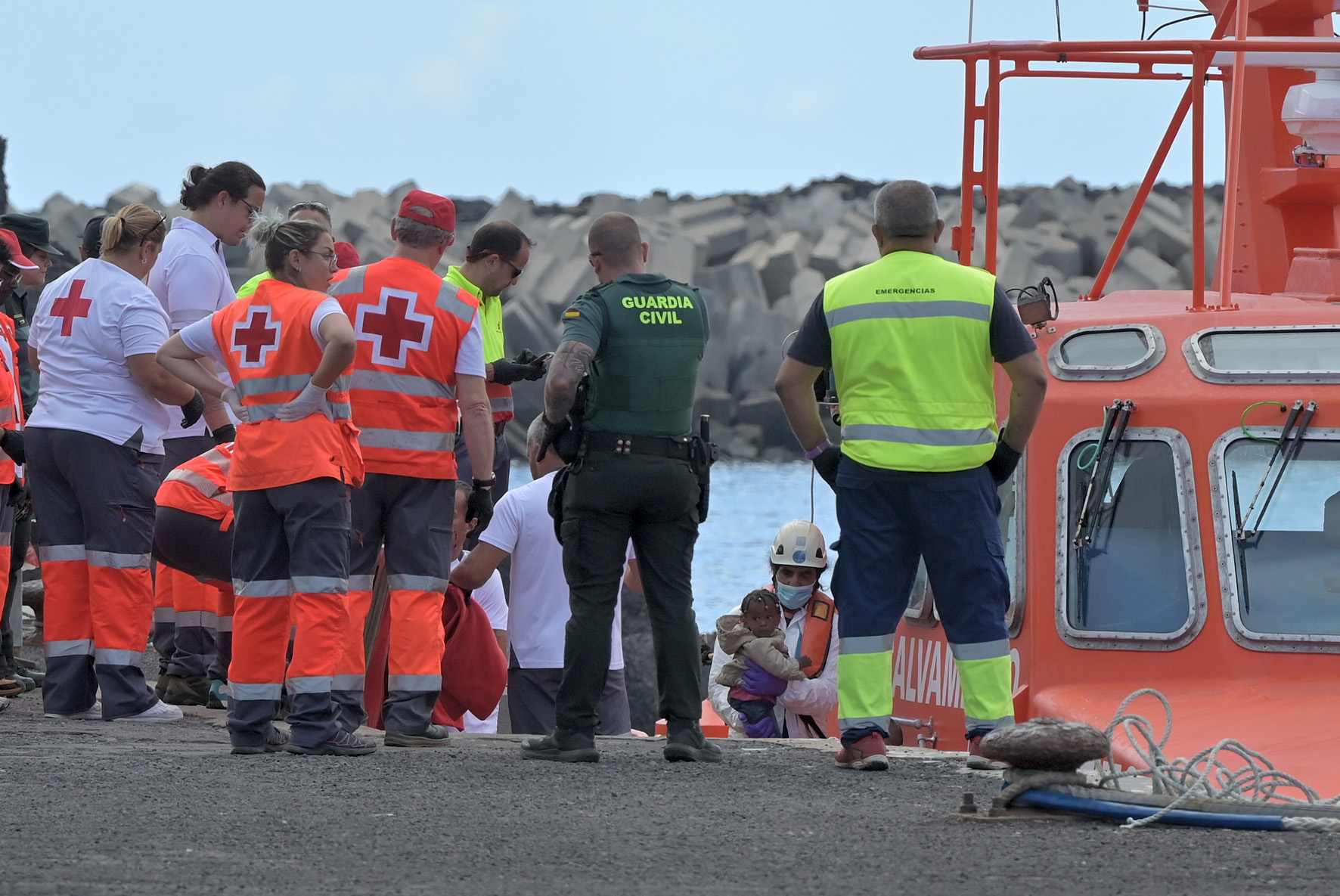 Salvamento Marítimo rescata en la tarde de hoy, un segundo cayuco con 63 personas, en aguas cercanas a El Hierro